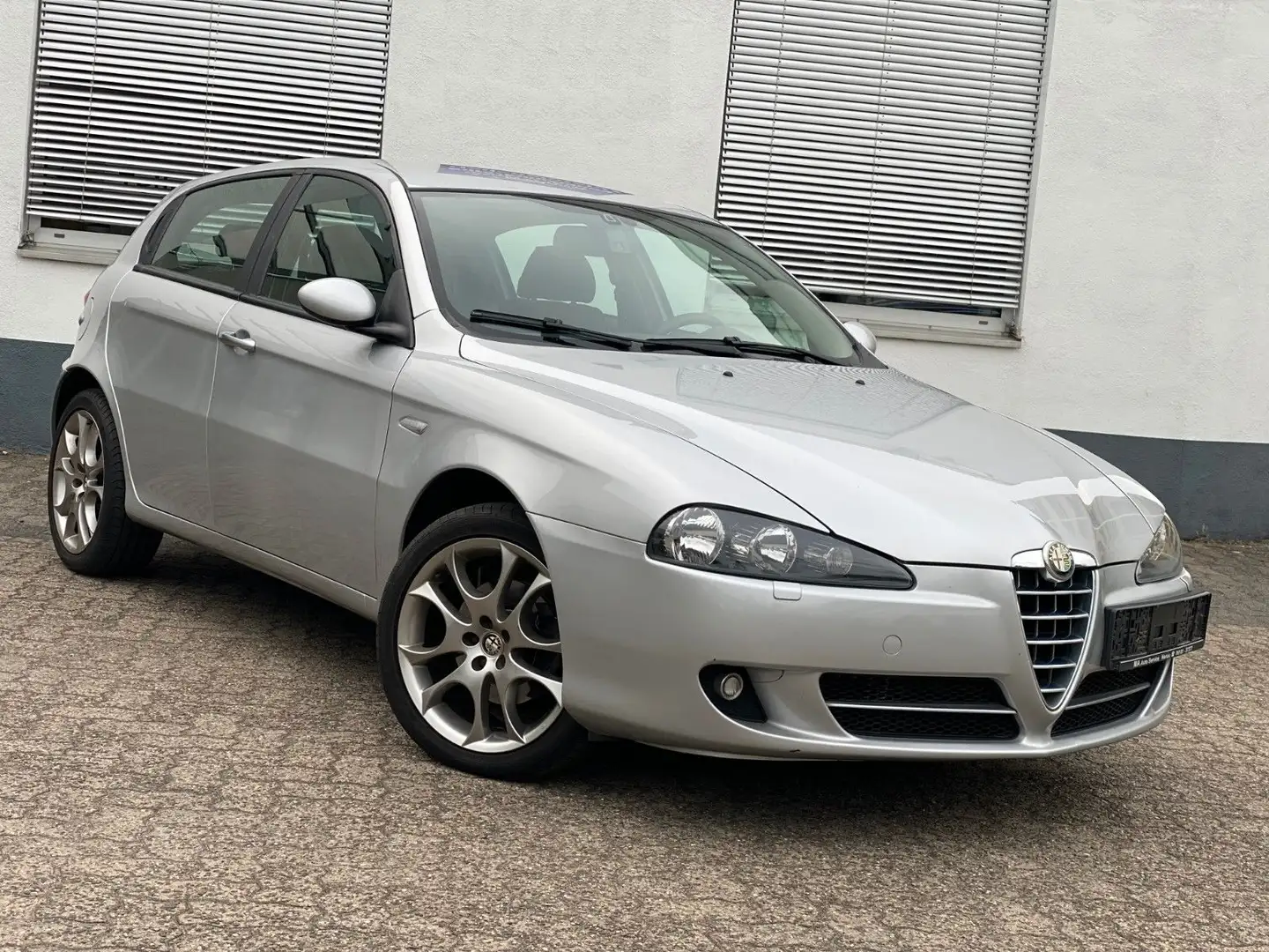 Alfa Romeo 147 2.0 16V TS Distinctive *TÜV Neu/2.Hand* Серый - 1
