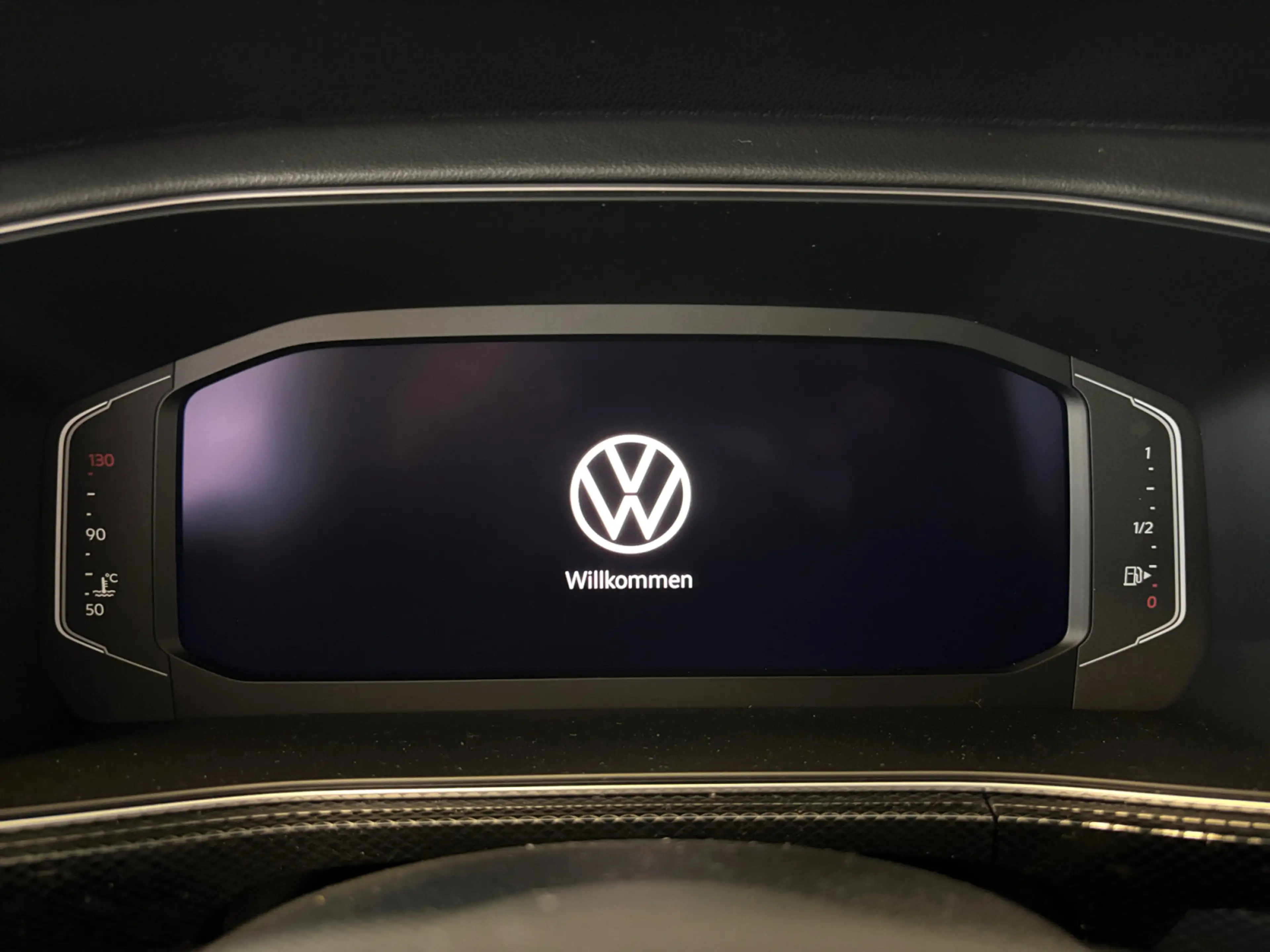 Volkswagen T-Cross R-Line 1.5 l TSI 150PS DSG AHK — photo 9