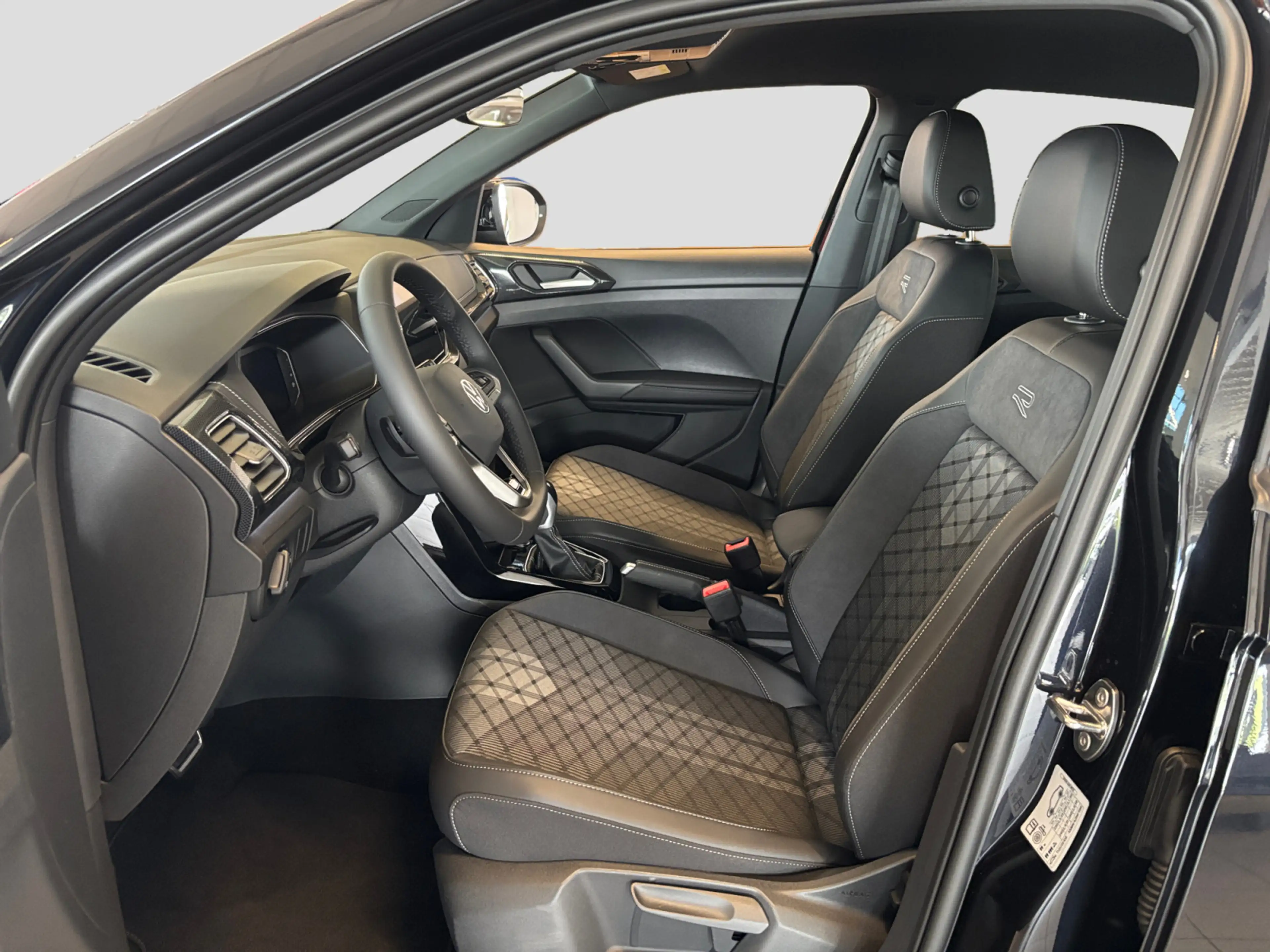 Volkswagen T-Cross R-Line 1.5 l TSI 150PS DSG AHK — photo 10