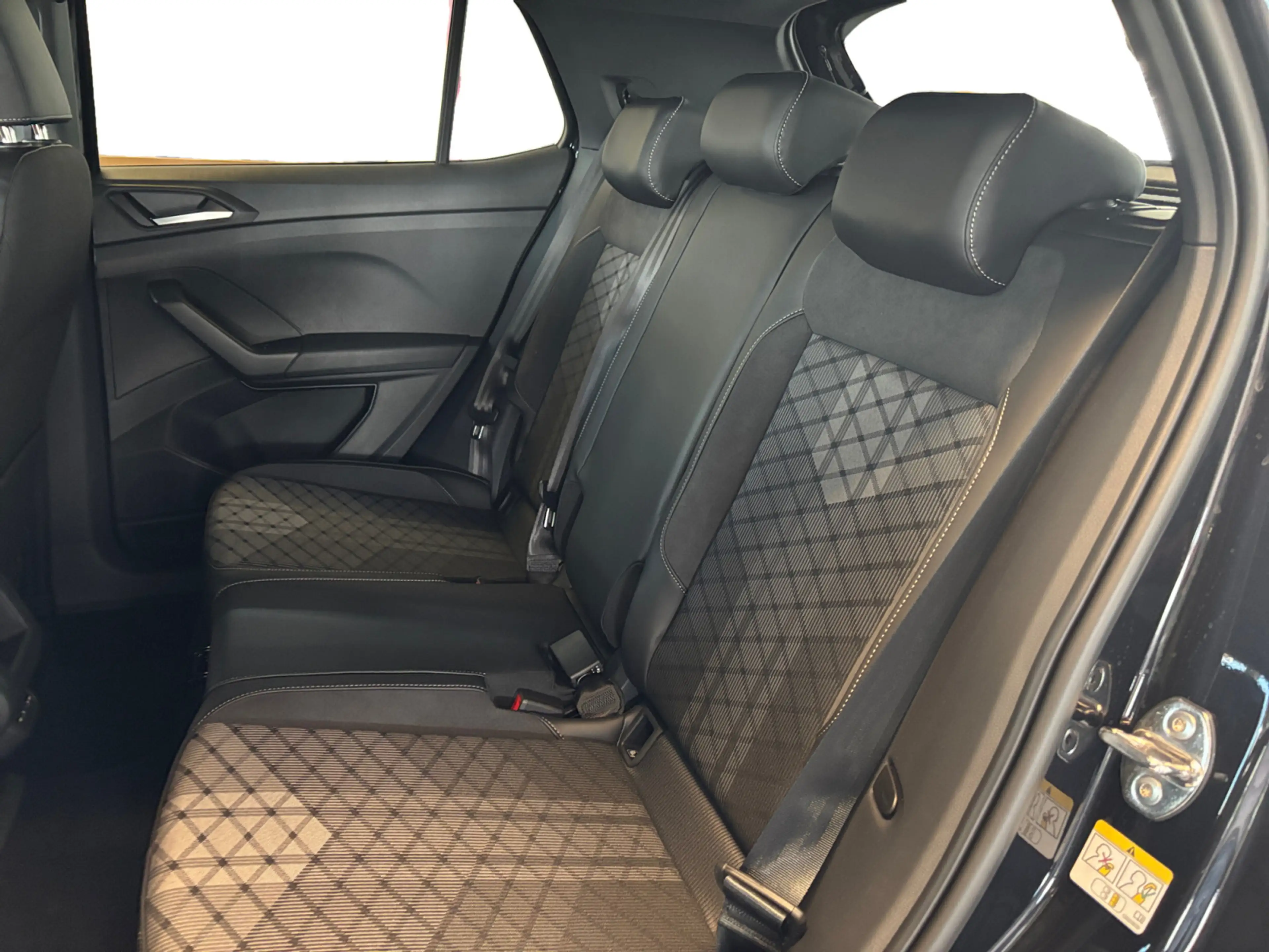 Volkswagen T-Cross R-Line 1.5 l TSI 150PS DSG AHK — photo 11