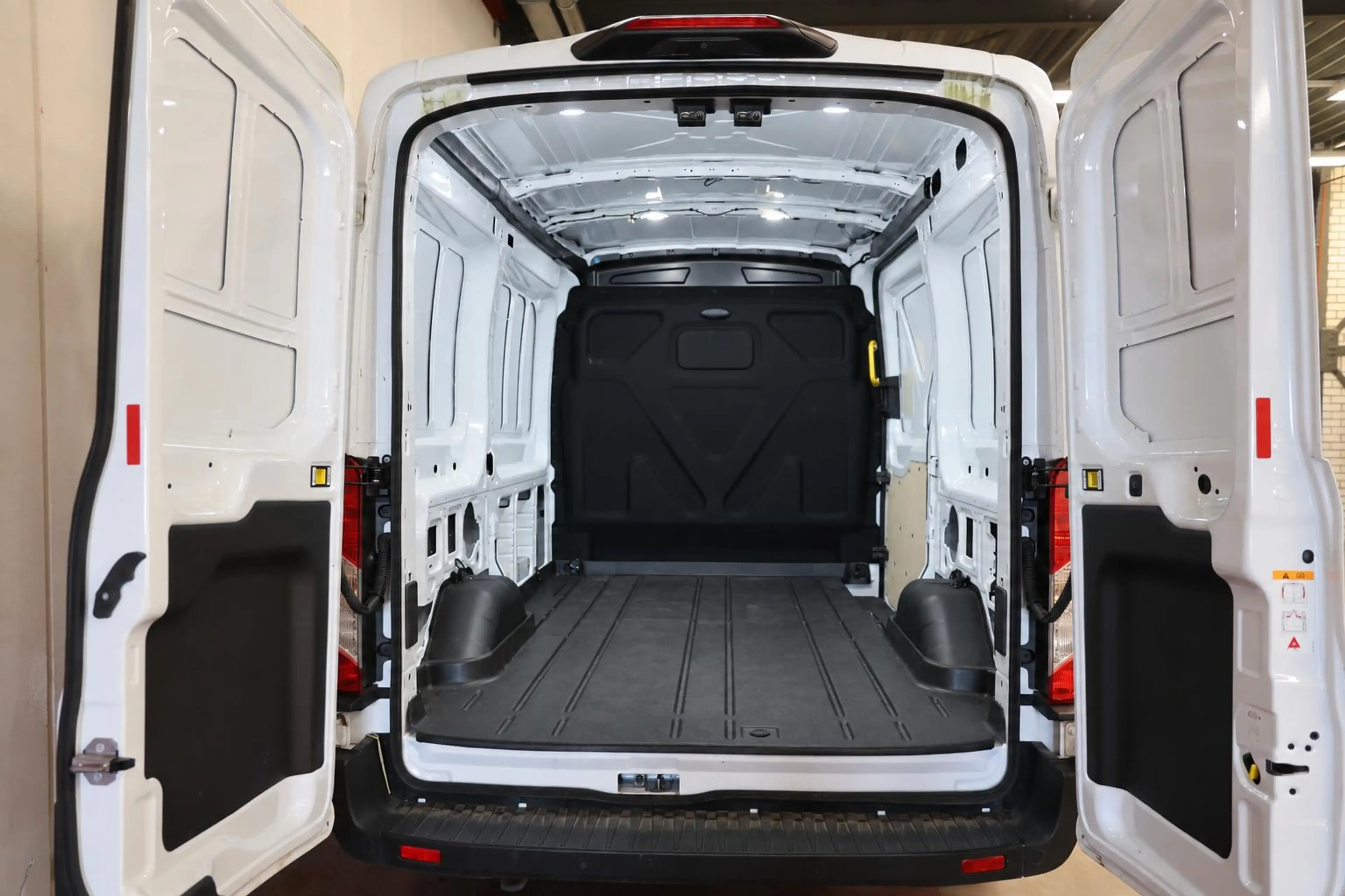Ford E-Transit 350 L2H2 Trend 68 kWh CARPLAY CAMERA — photo 5