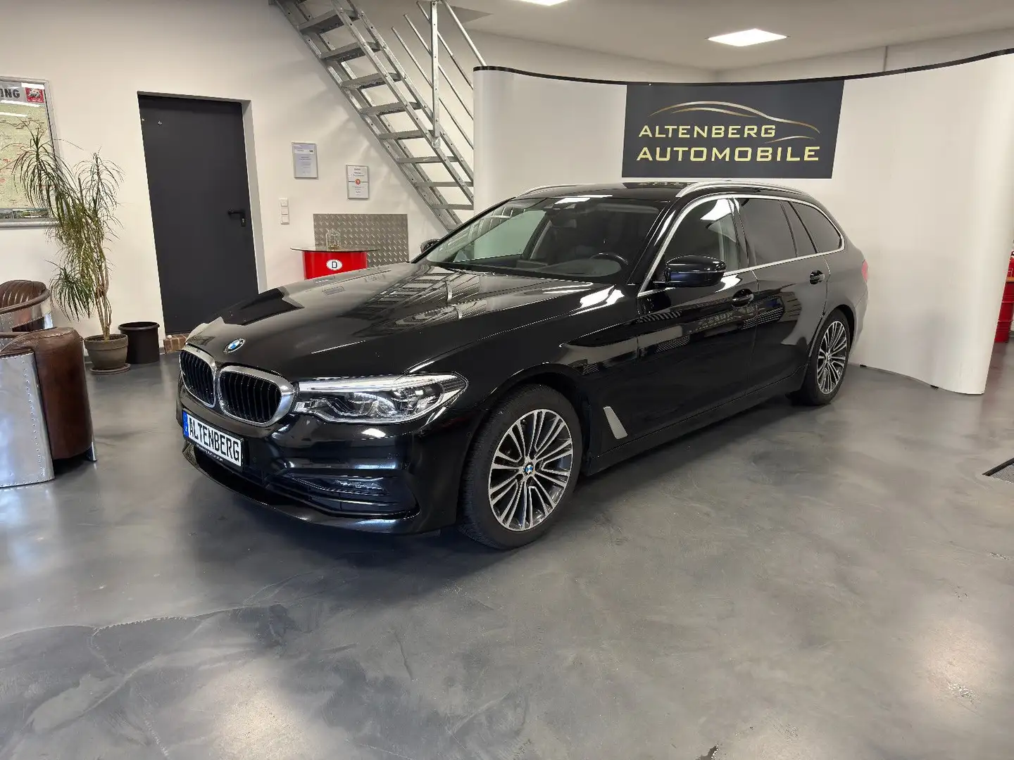BMW 520 d T Sport Line Kamera AHK LED HUD Sitzhzg. Schwarz - 2