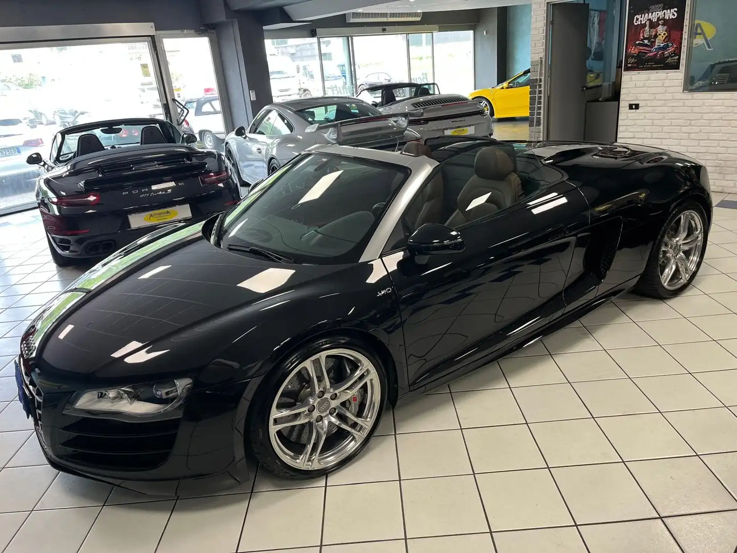 Audi R8 Spyder 5.2 V10 quattro r-tronic crna - 1