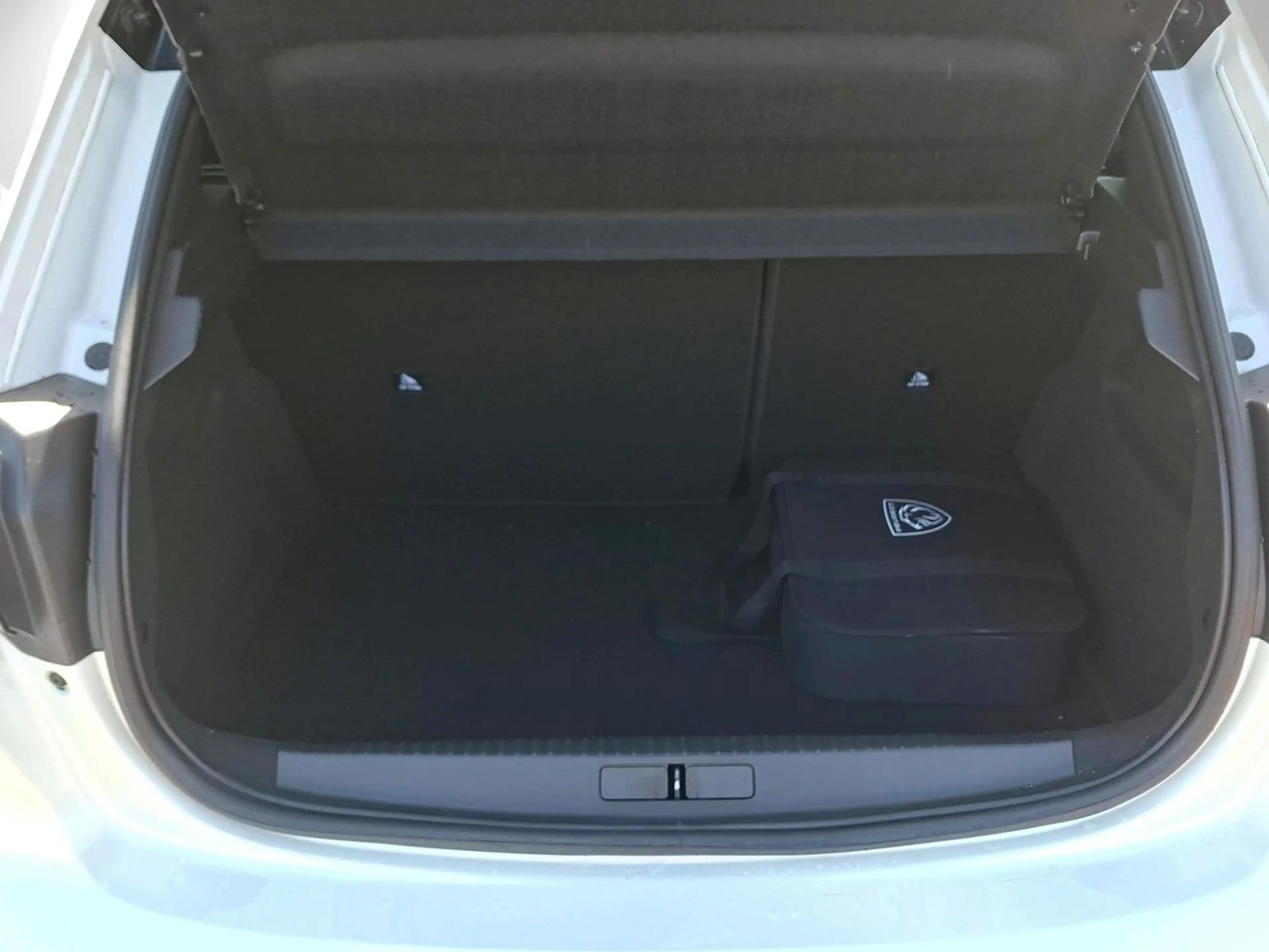 Peugeot e-208 GT Elektromotor 136 SHZ — photo 5