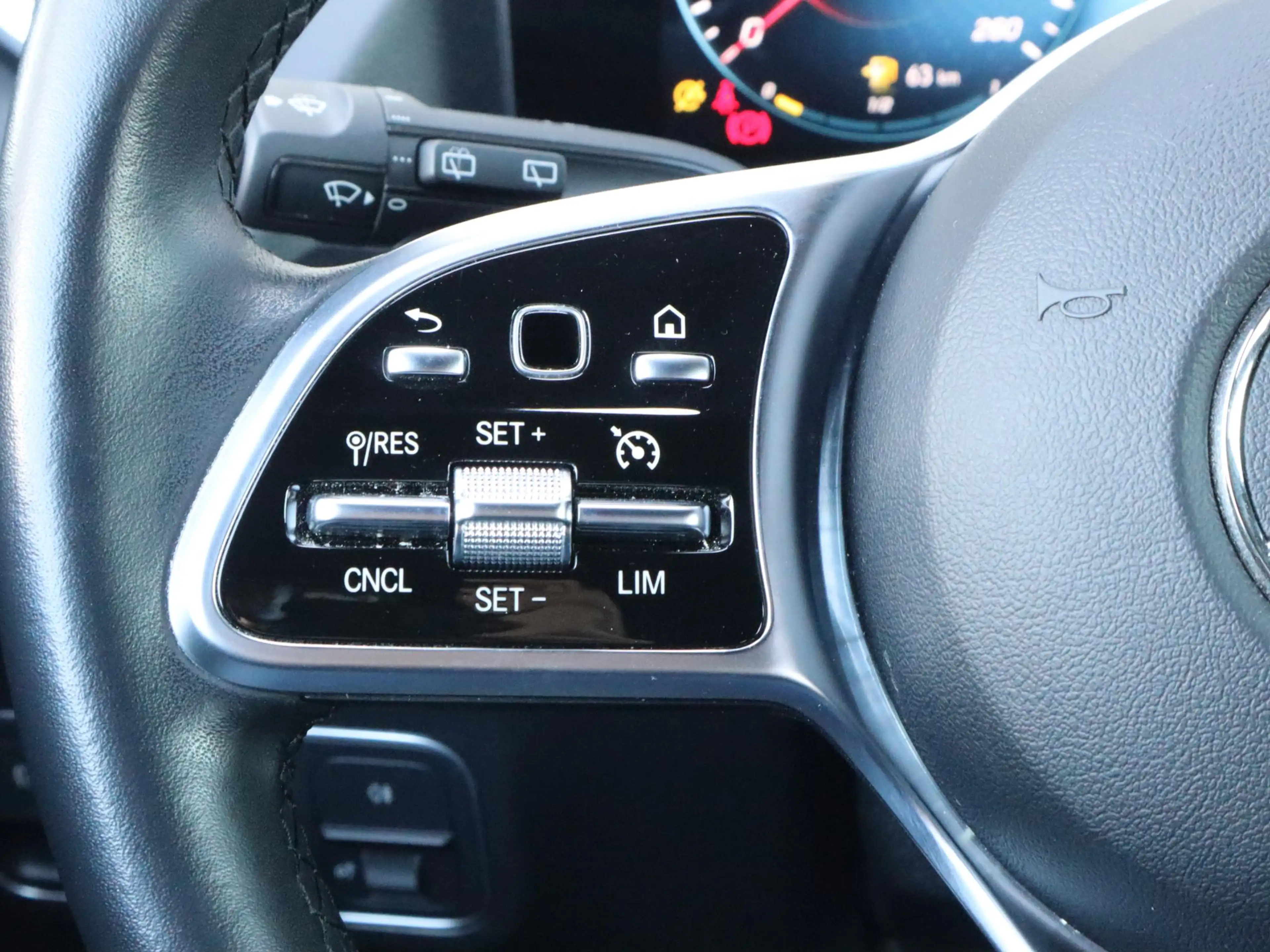 Mercedes-Benz GLA 180 Luxury Line — photo 14