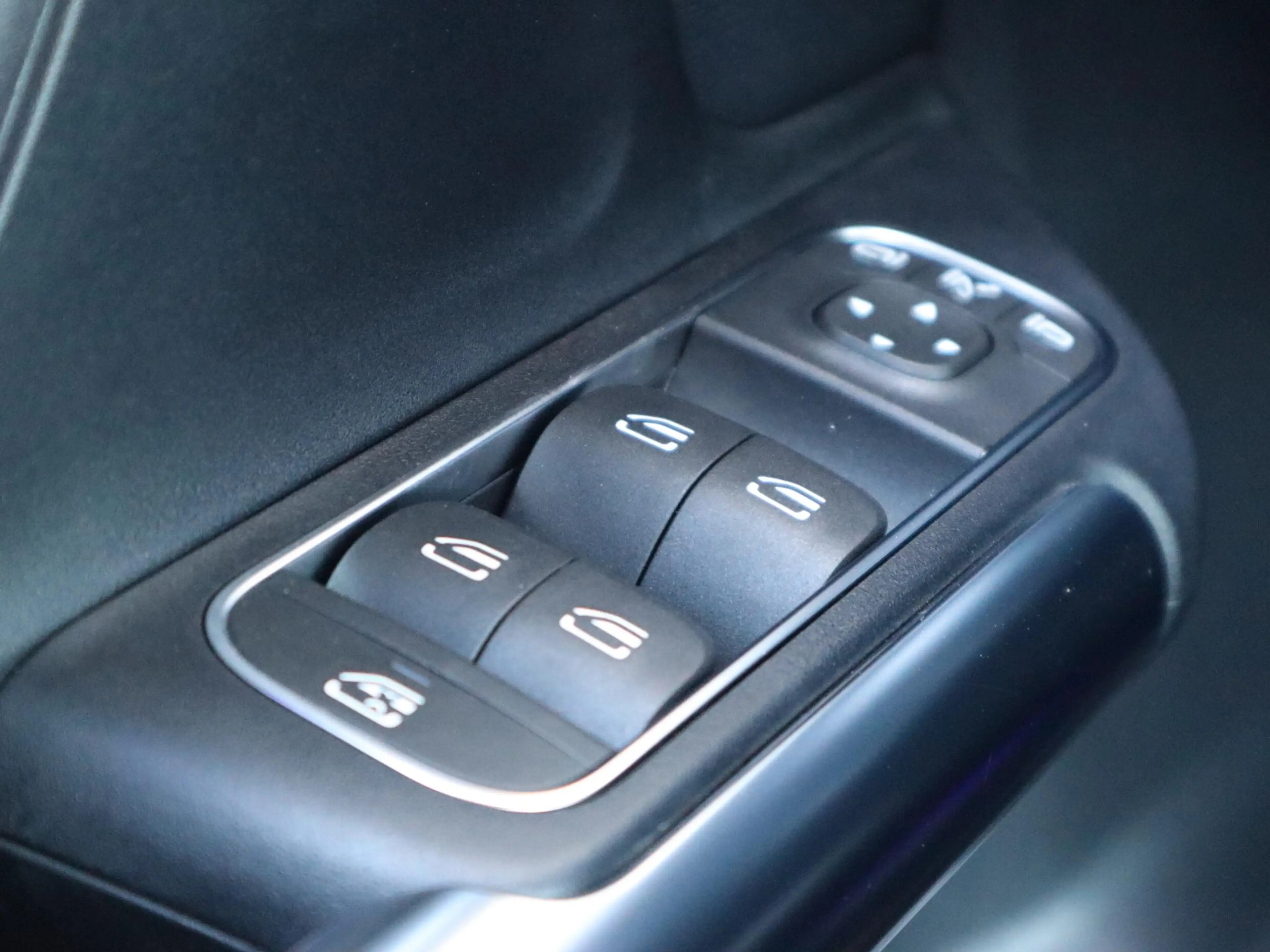 Mercedes-Benz GLA 180 Luxury Line — photo 12