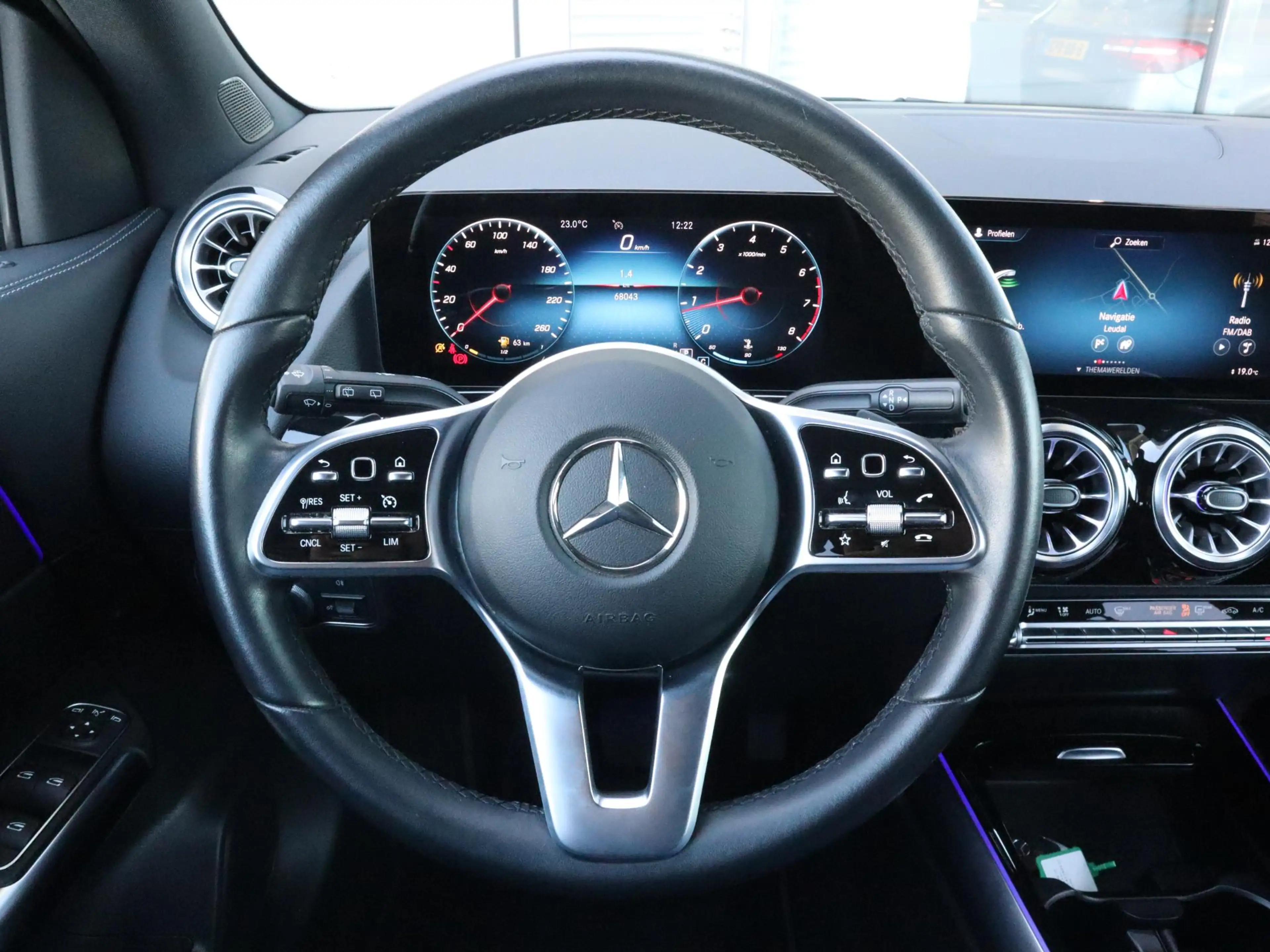 Mercedes-Benz GLA 180 Luxury Line — photo 10