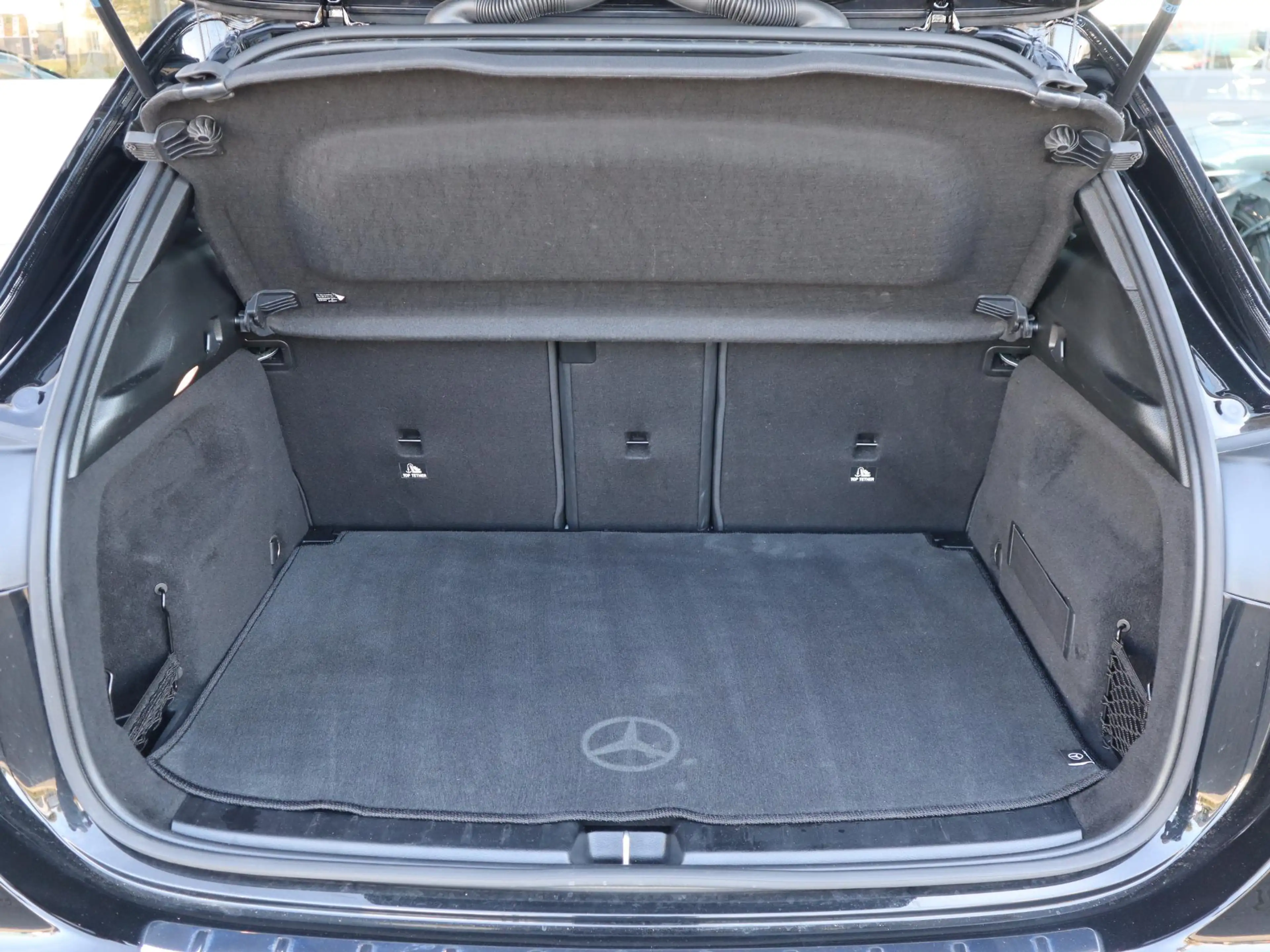 Mercedes-Benz GLA 180 Luxury Line — photo 6