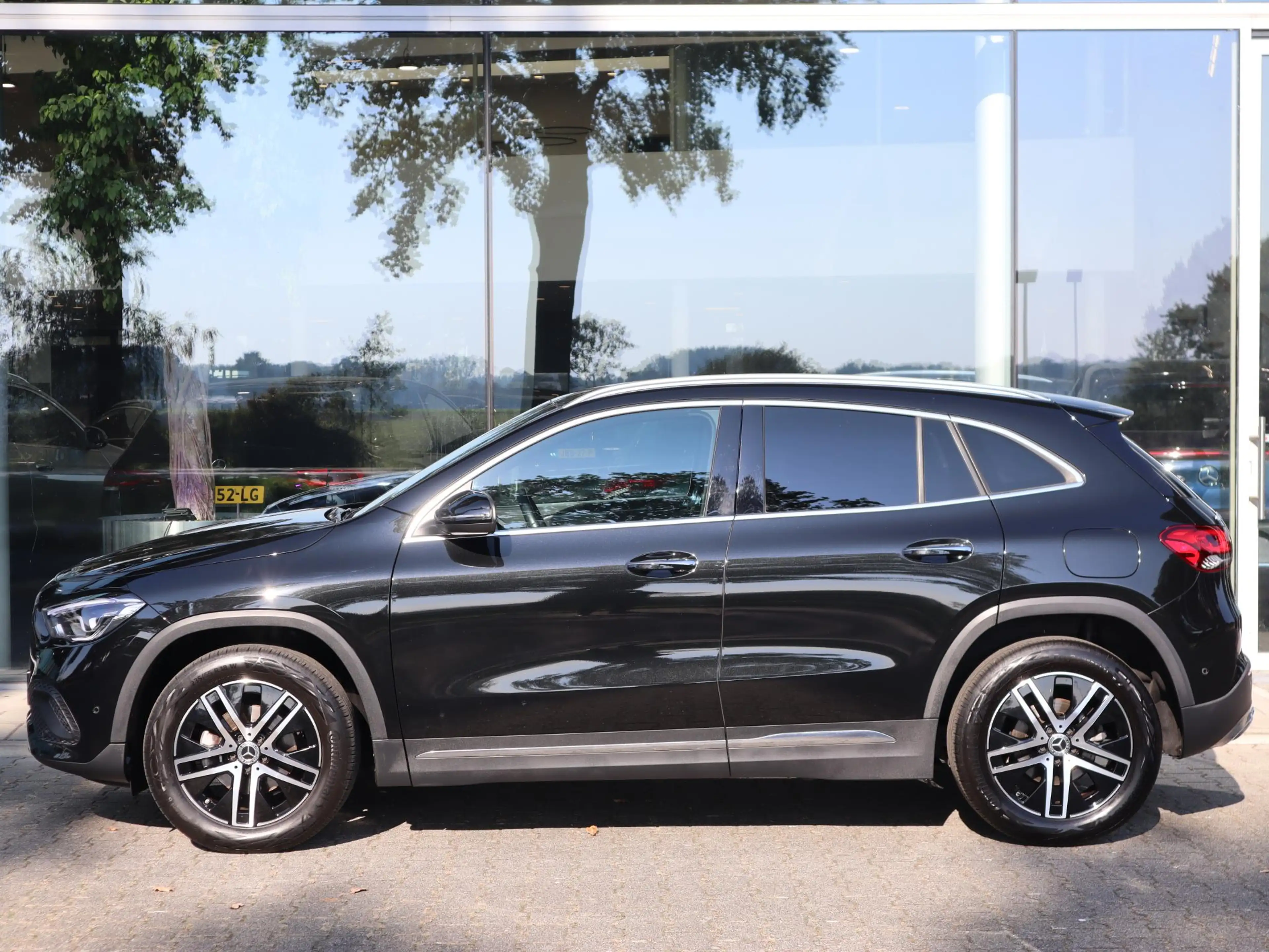 Mercedes-Benz GLA 180 Luxury Line — photo 3