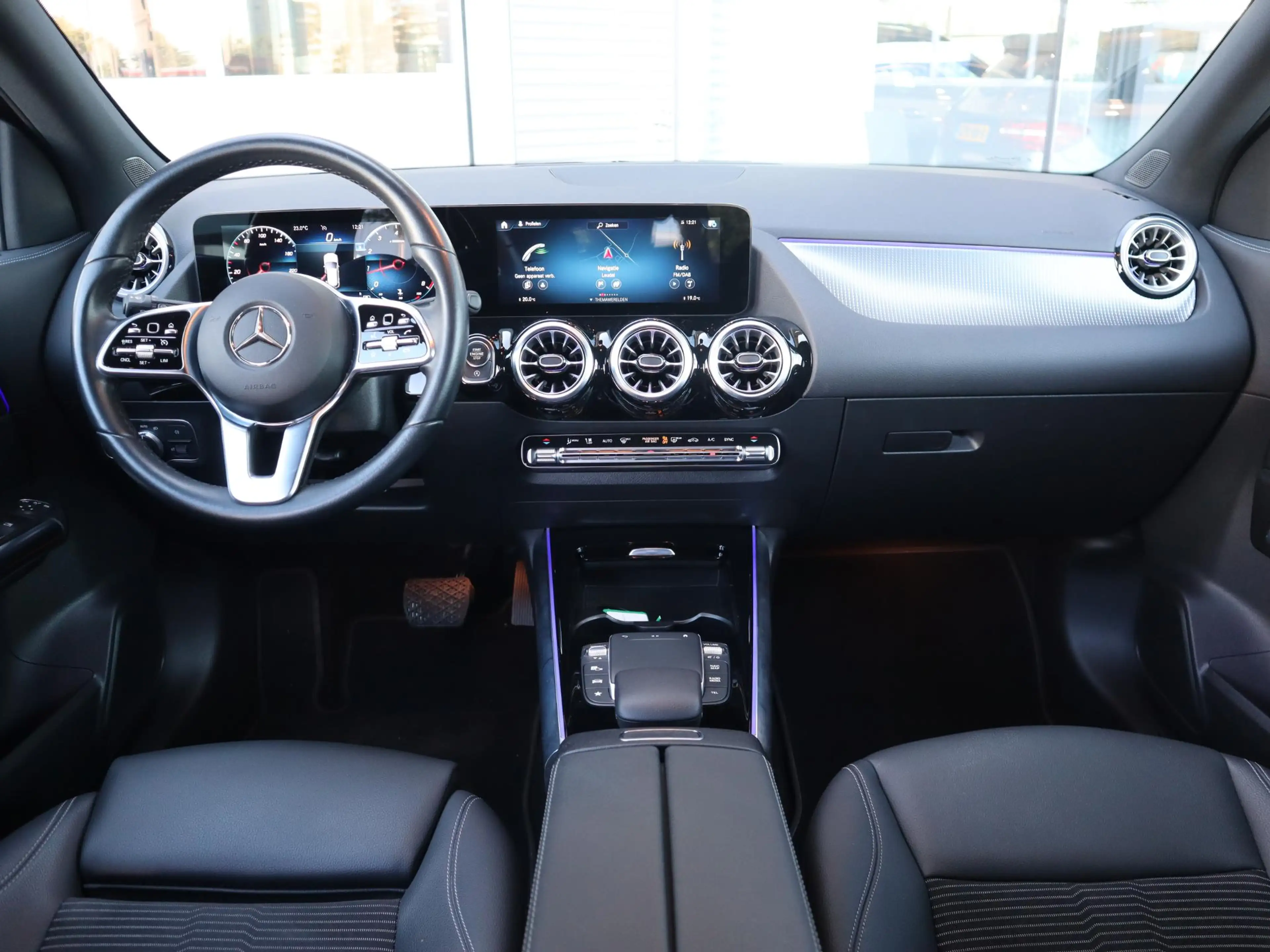 Mercedes-Benz GLA 180 Luxury Line — photo 9