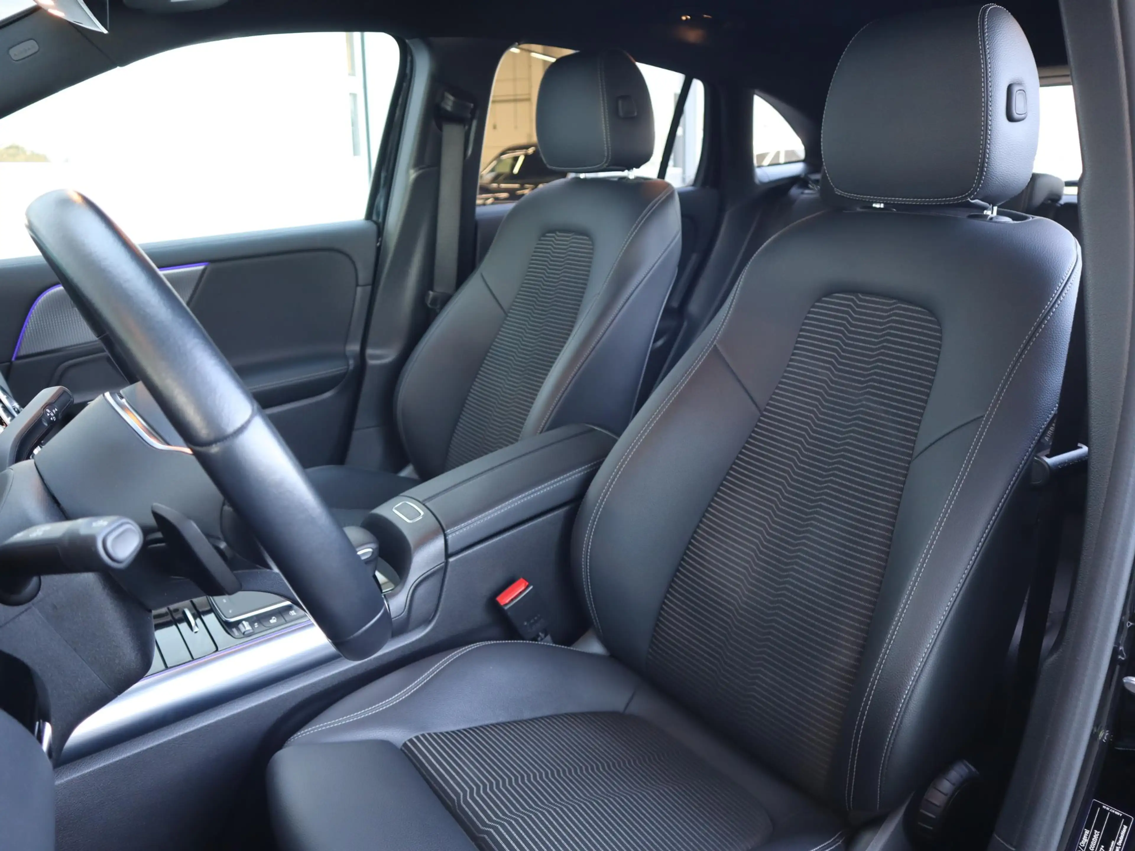 Mercedes-Benz GLA 180 Luxury Line — photo 8