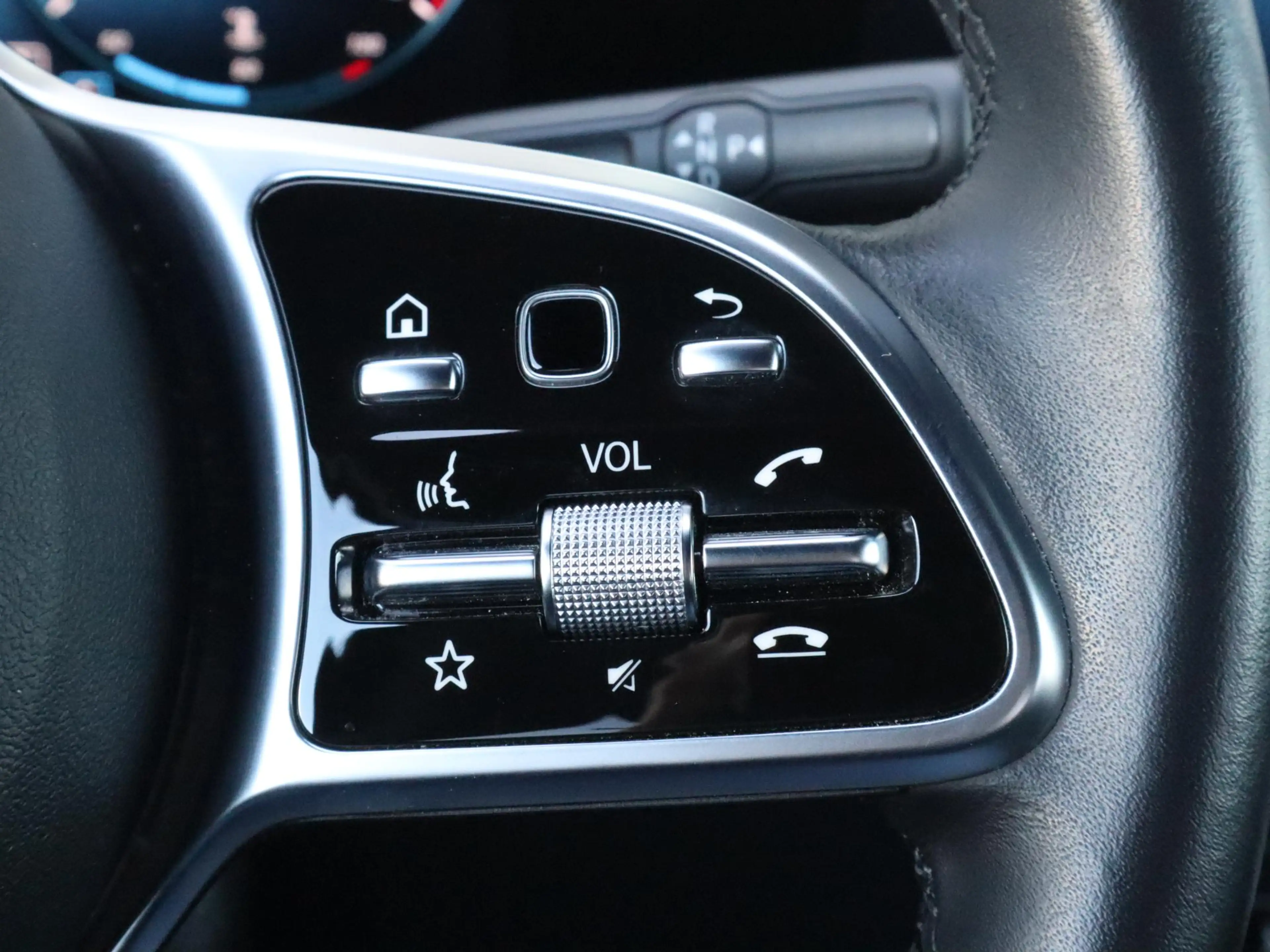 Mercedes-Benz GLA 180 Luxury Line — photo 15