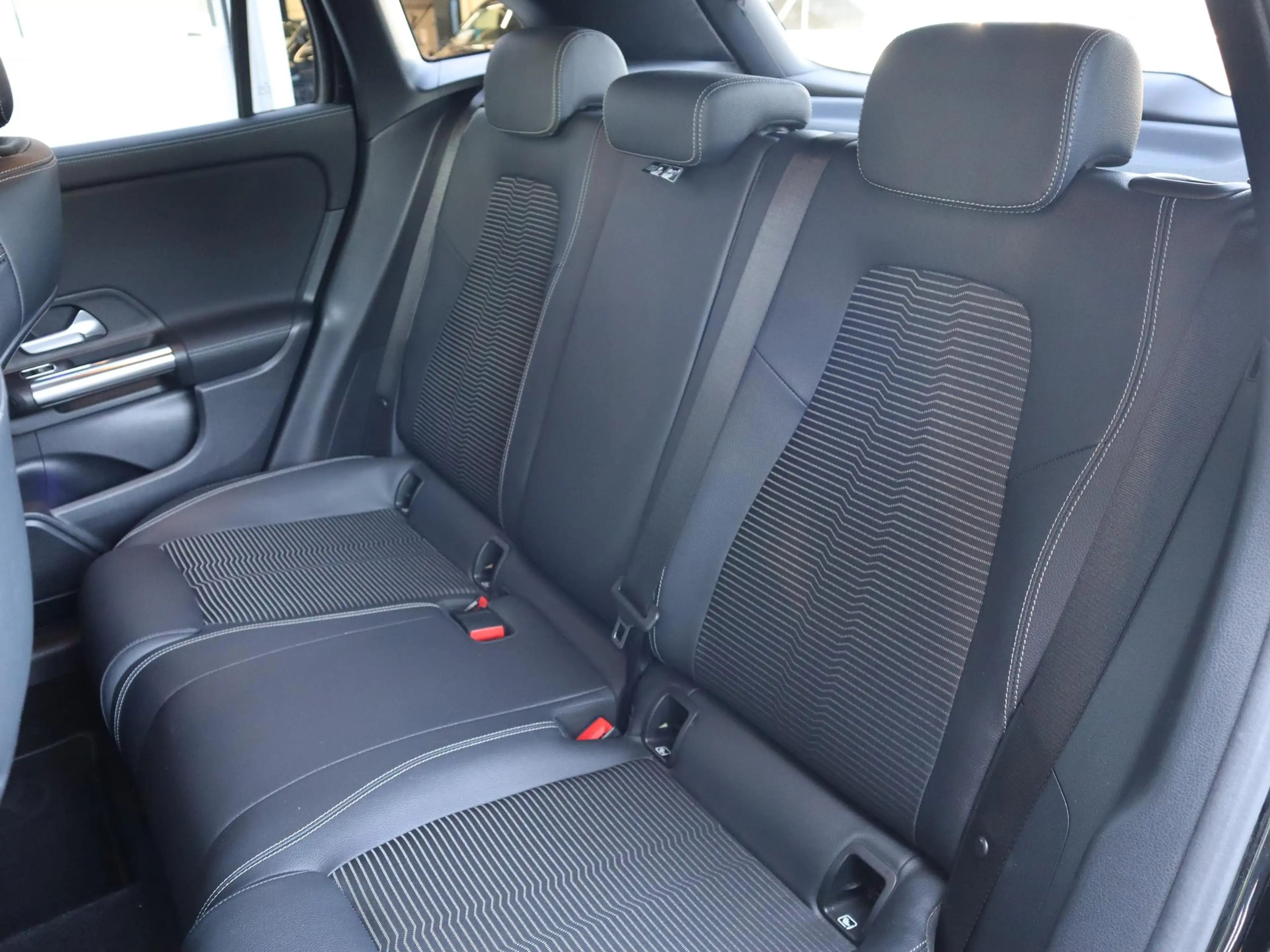 Mercedes-Benz GLA 180 Luxury Line — photo 7