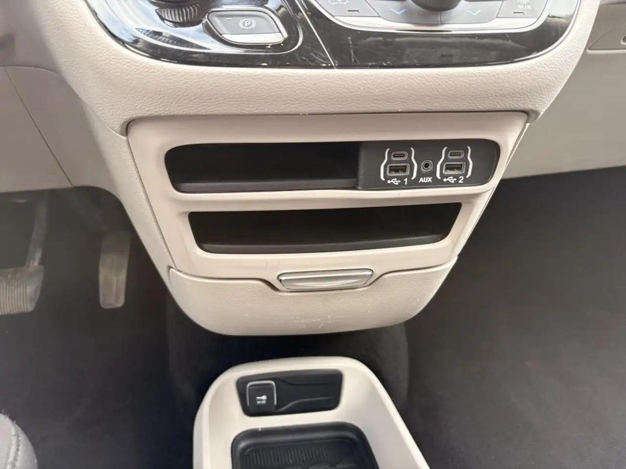 Chrysler Grand Caravan photo Chrysler Grand Caravan