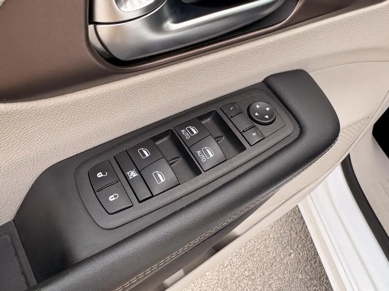 Chrysler Grand Caravan photo Chrysler Grand Caravan