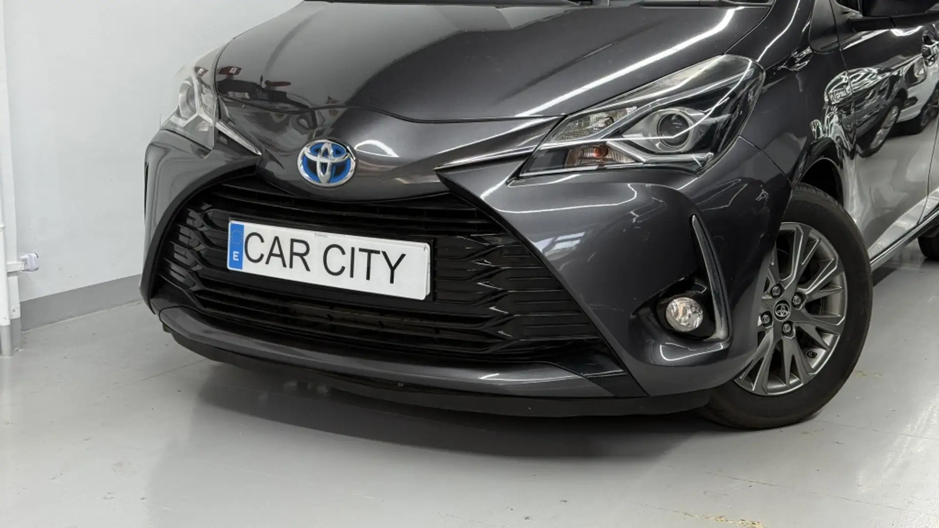 Toyota Yaris 100H 1.5 Advance Gris - 2