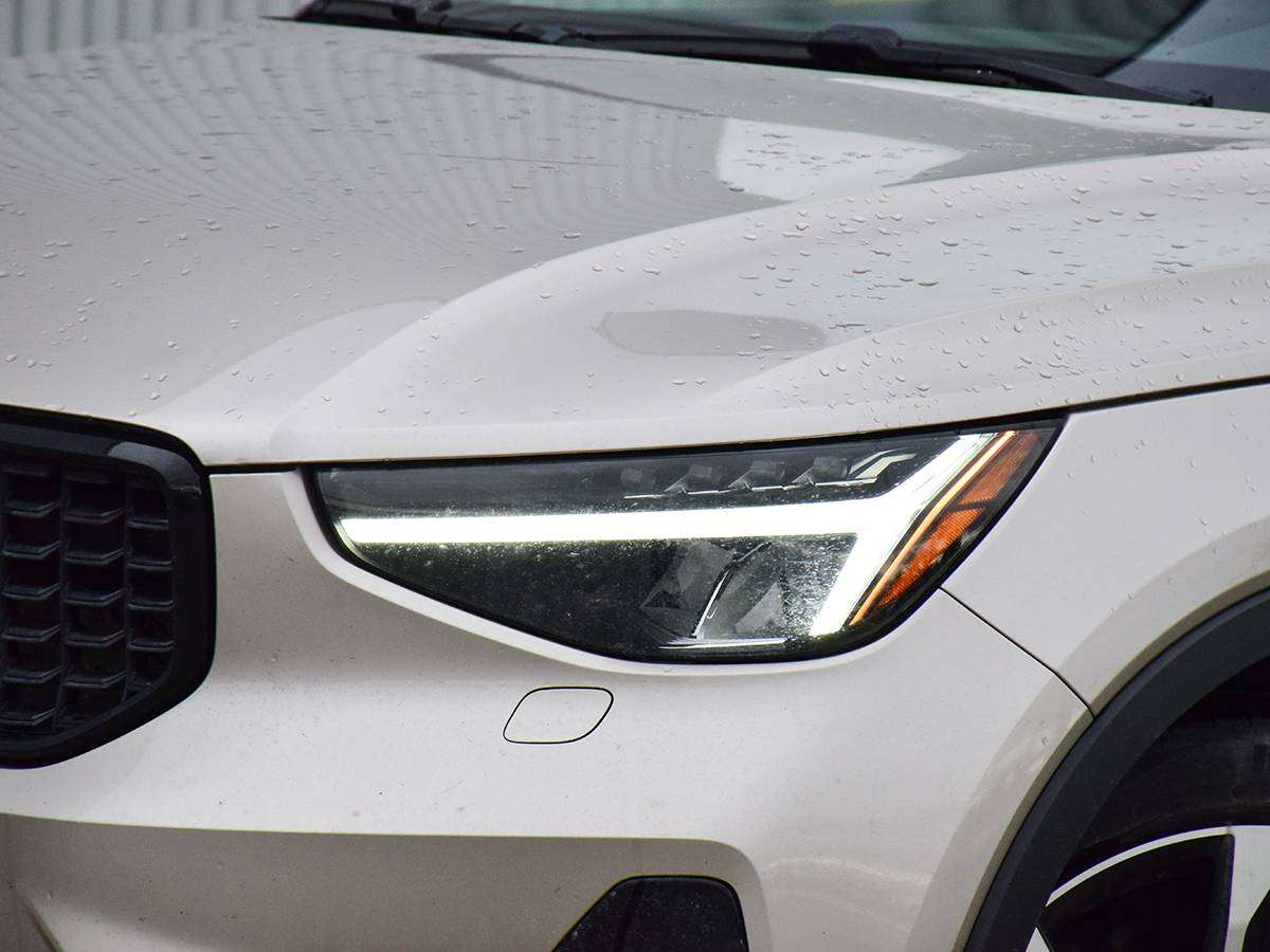 2023 Volvo XC40 B5 AWD Plus Dark Theme — снимка 3