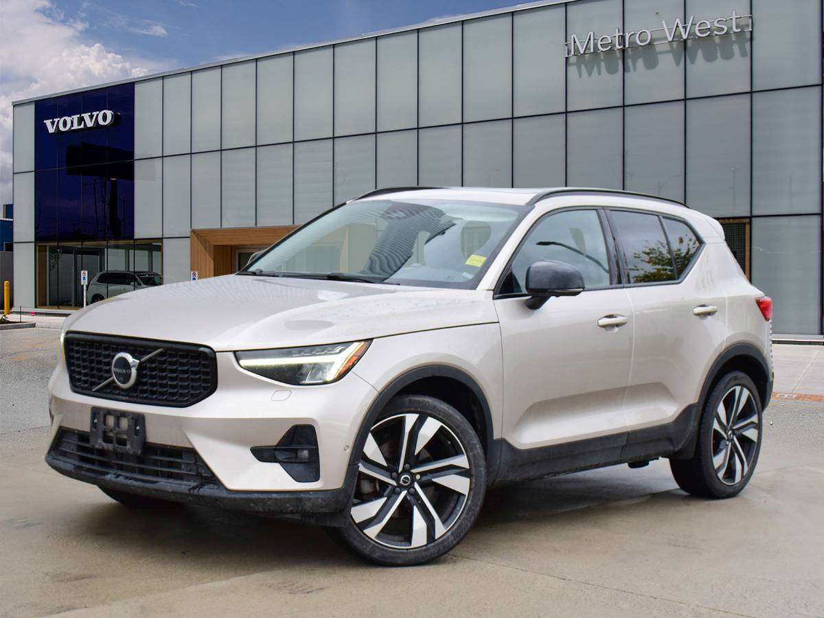 2023 Volvo XC40 B5 AWD Plus Dark Theme