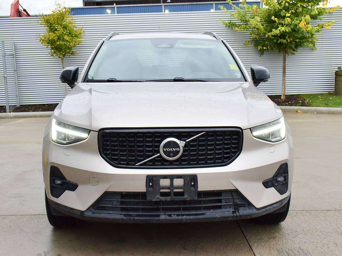 2023 Volvo XC40 B5 AWD Plus Dark Theme — снимка 4