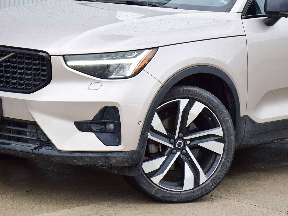 2023 Volvo XC40 B5 AWD Plus Dark Theme — снимка 2