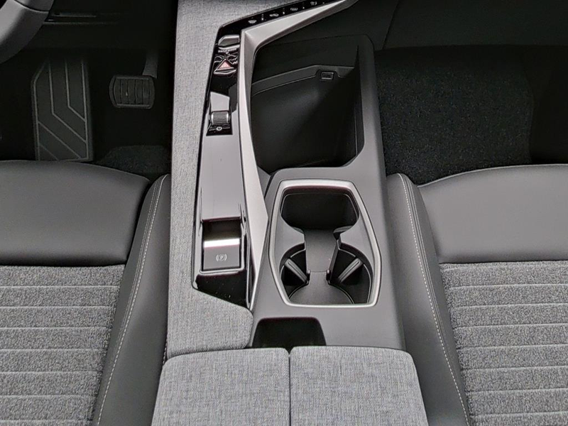 Peugeot 5008 Allure Plug-In Hybrid 225 e-DSC7 — photo 14