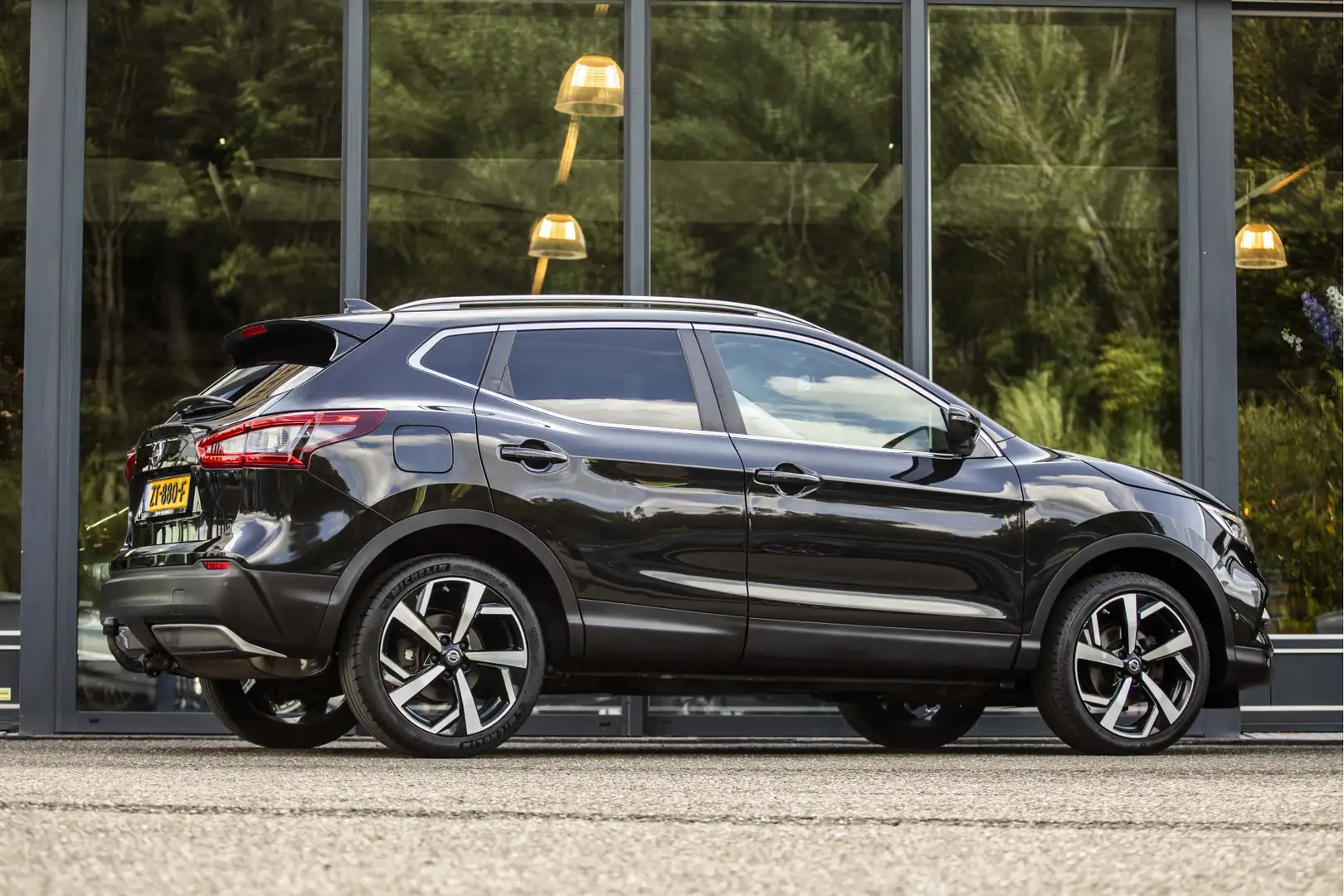 Nissan Qashqai 1.3 DIG-T Tekna Zwart - 2