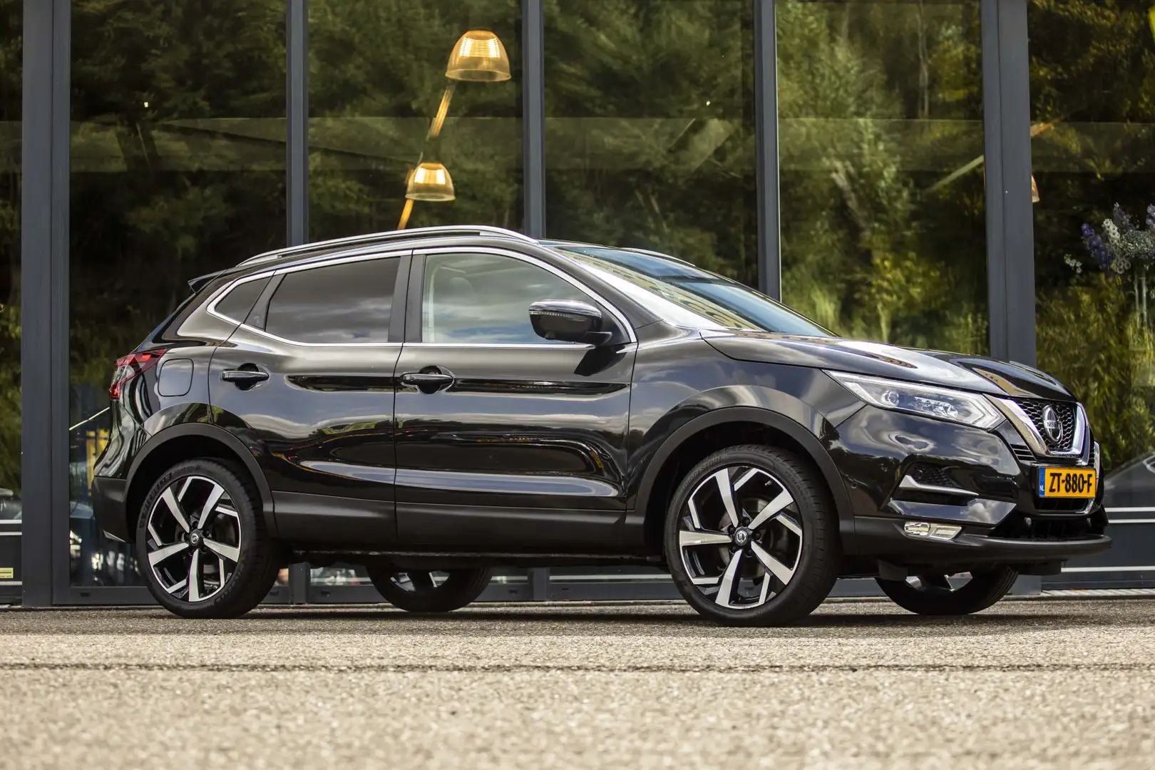 Nissan Qashqai 1.3 DIG-T Tekna Zwart - 1