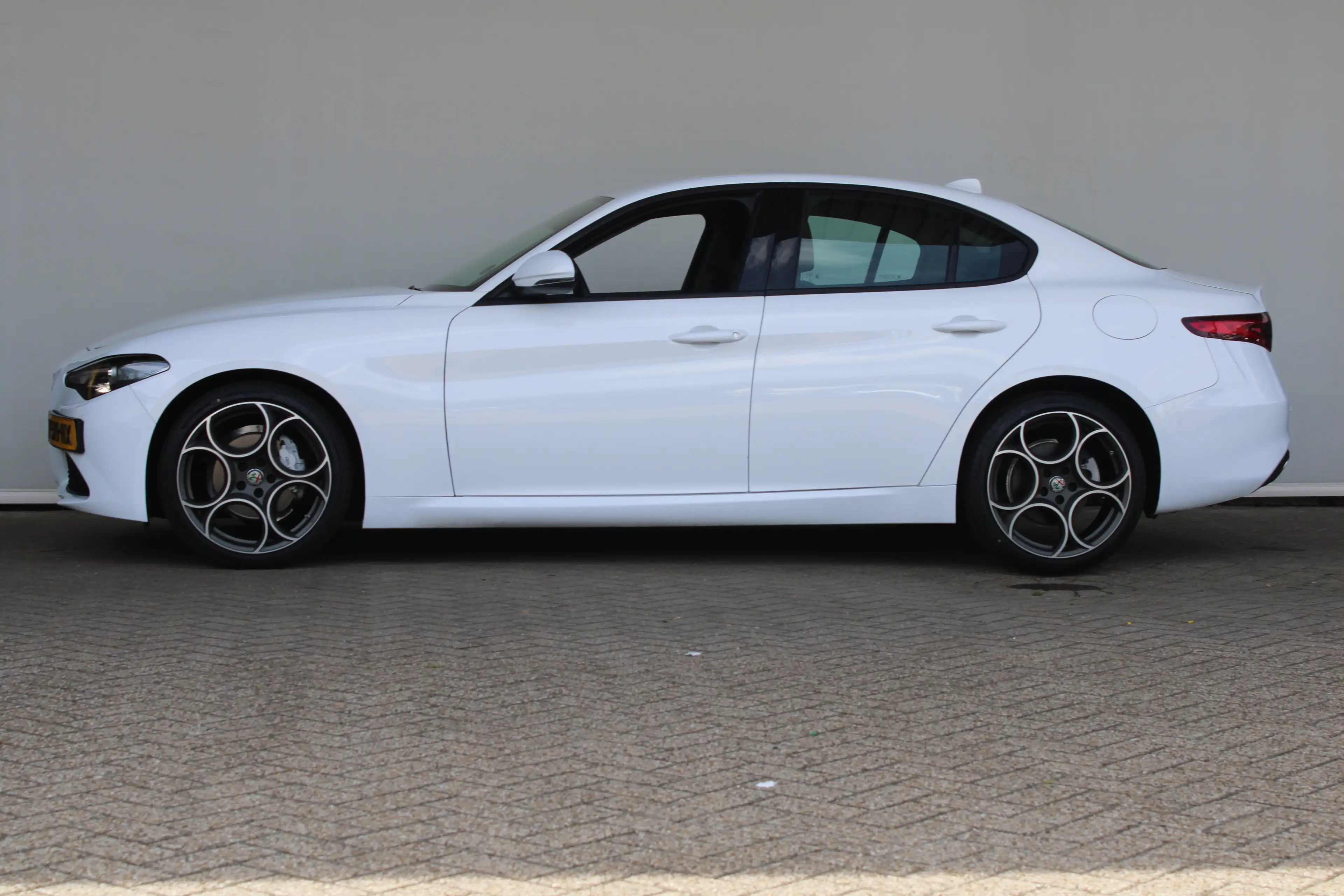 Alfa Romeo Giulia 2.0T | 19` lichtmetalen velgen | Climate control | — photo 8