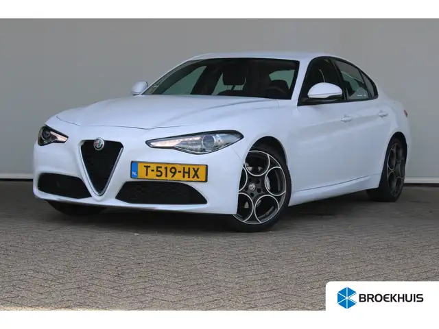 Alfa Romeo Giulia 2.0T | 19` lichtmetalen velgen | Climate control |