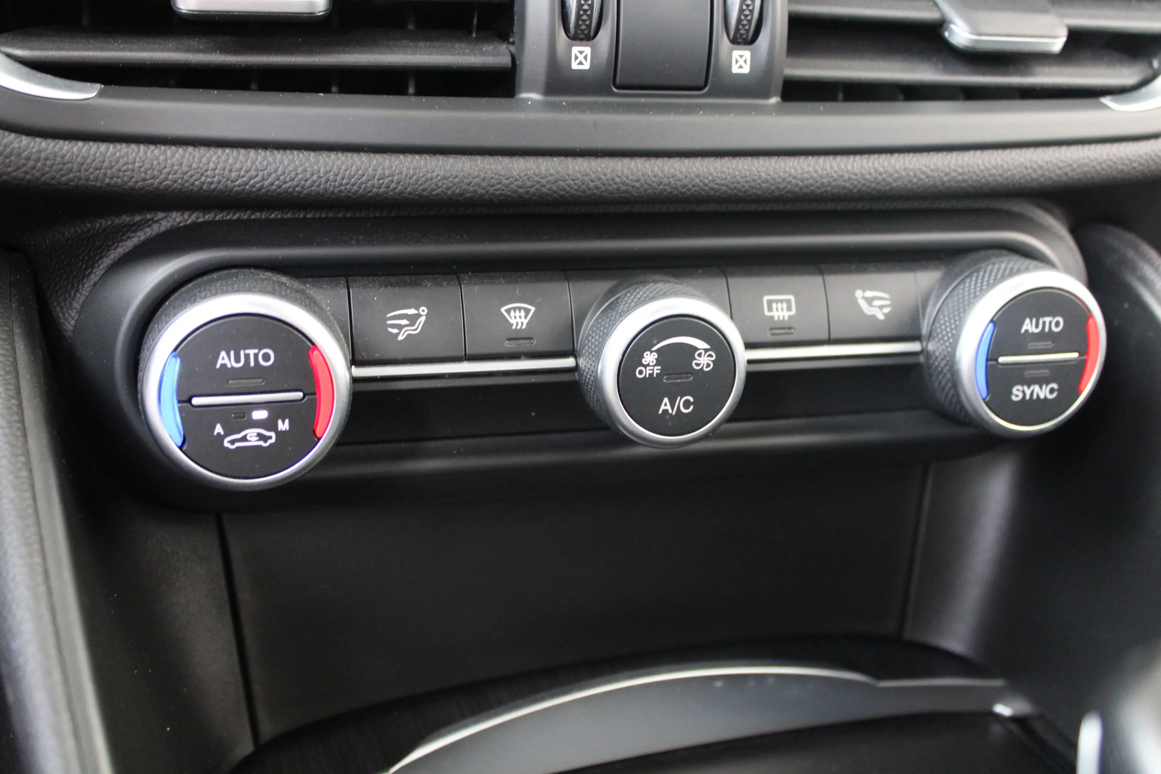 Alfa Romeo Giulia 2.0T | 19` lichtmetalen velgen | Climate control | — photo 28