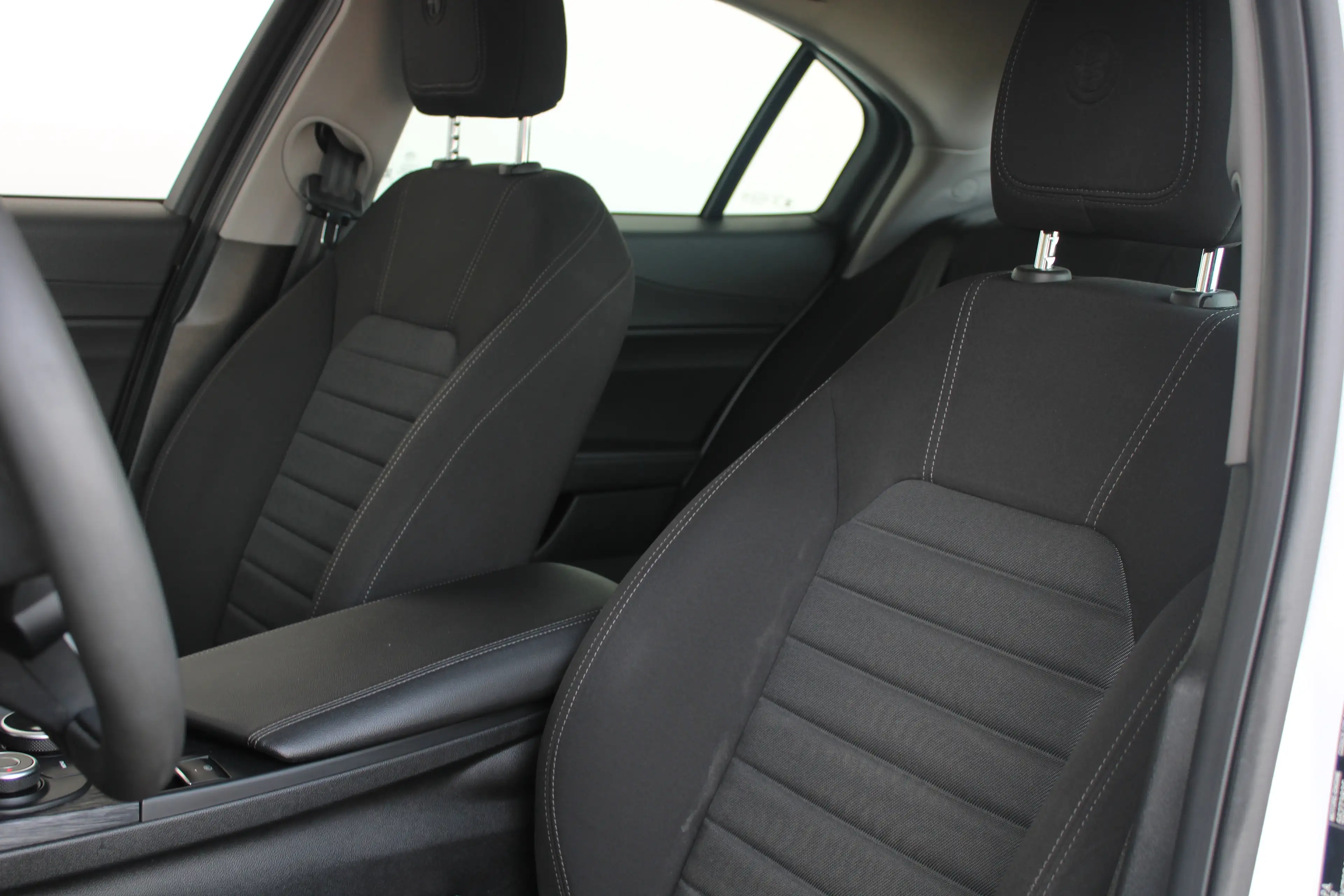 Alfa Romeo Giulia 2.0T | 19` lichtmetalen velgen | Climate control | — photo 10