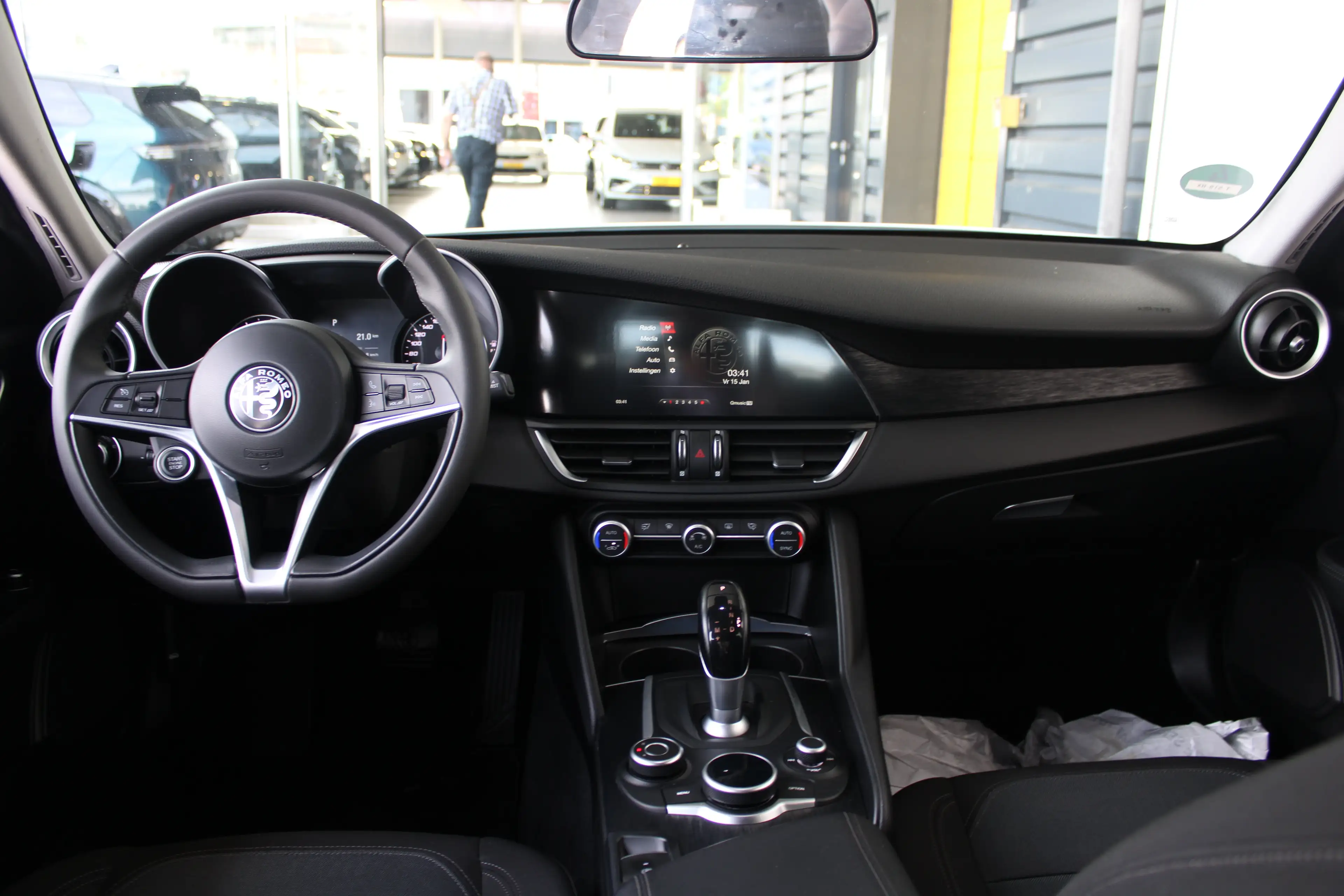 Alfa Romeo Giulia 2.0T | 19` lichtmetalen velgen | Climate control | — photo 15