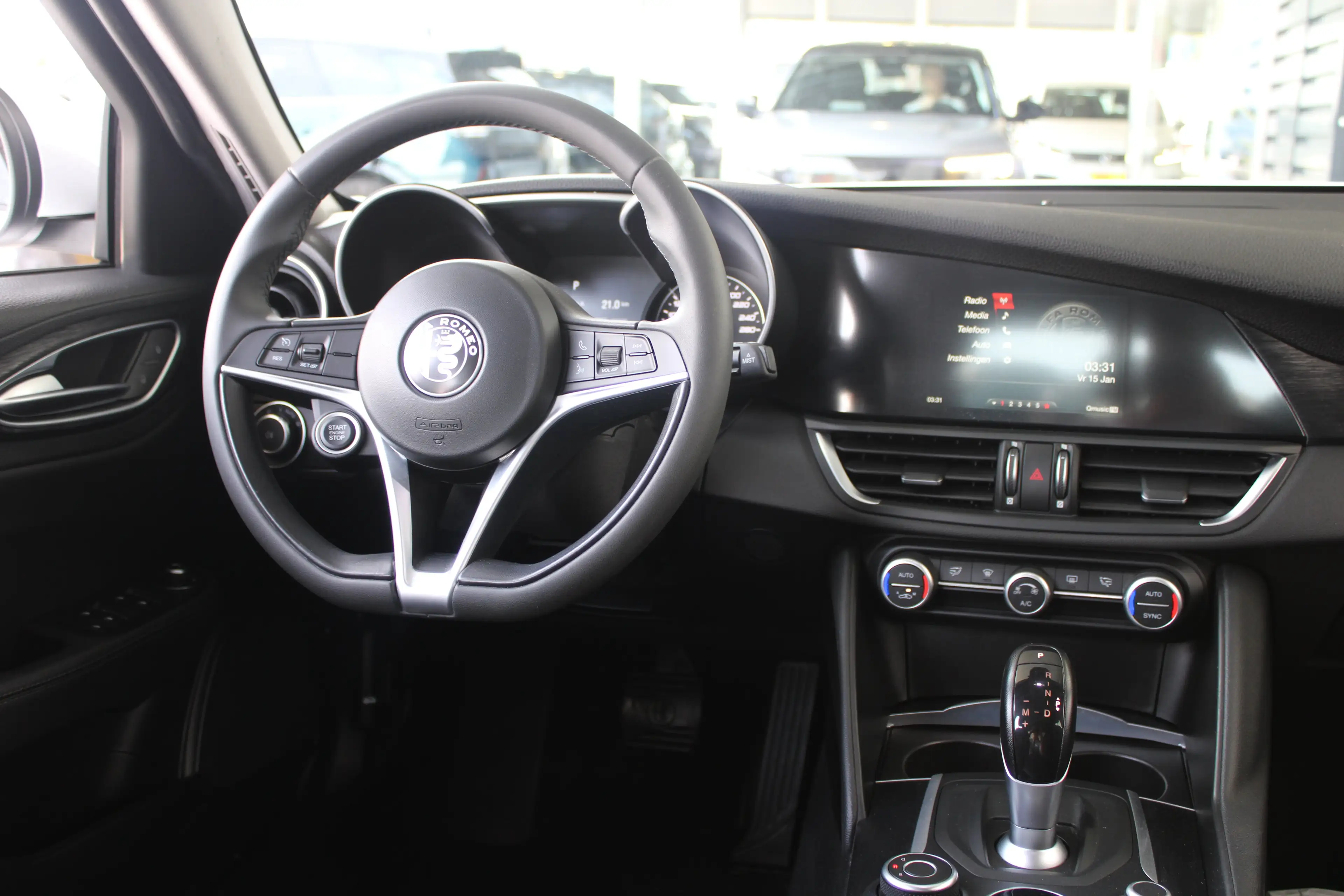Alfa Romeo Giulia 2.0T | 19` lichtmetalen velgen | Climate control | — photo 14