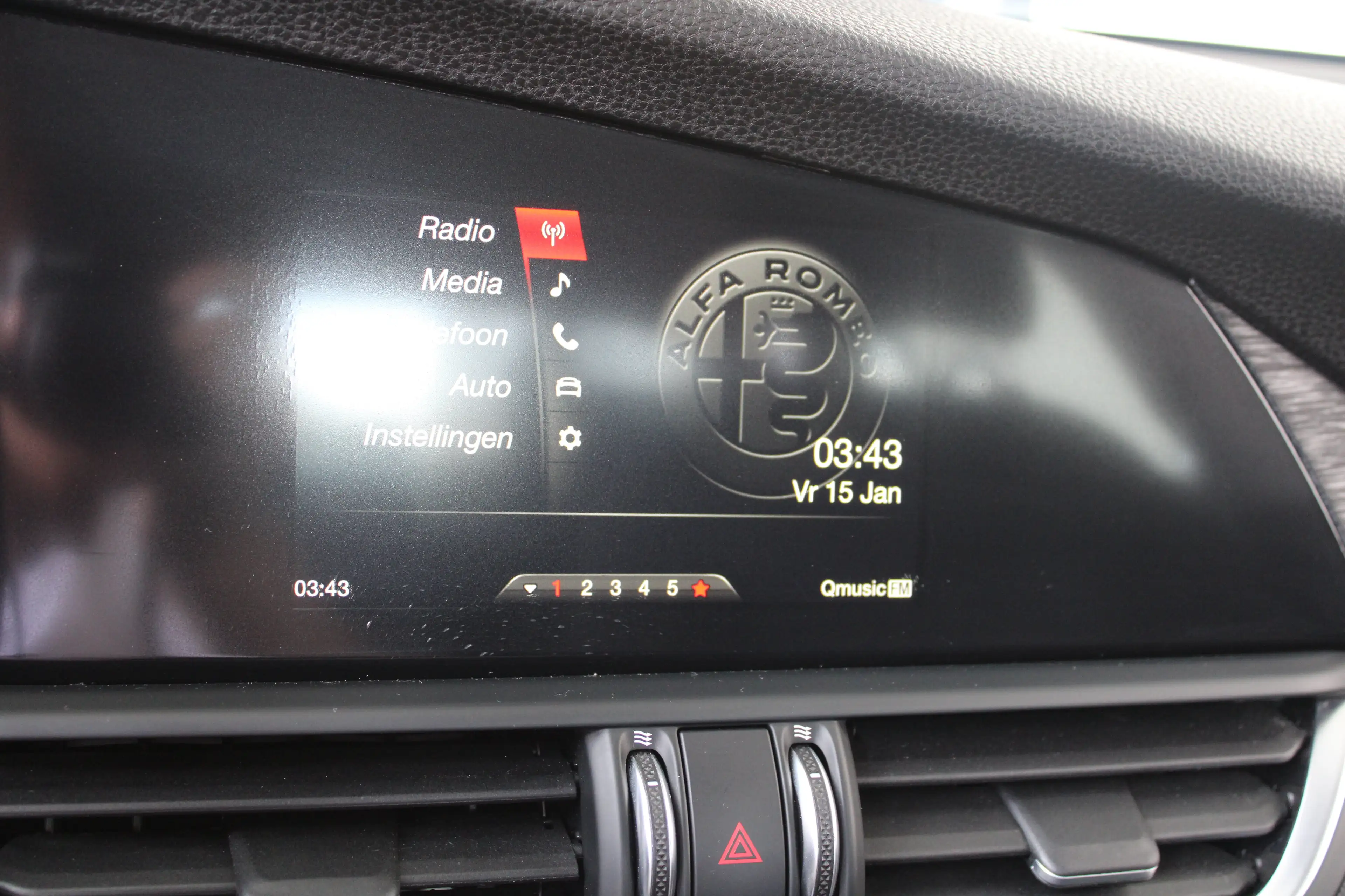 Alfa Romeo Giulia 2.0T | 19` lichtmetalen velgen | Climate control | — photo 25