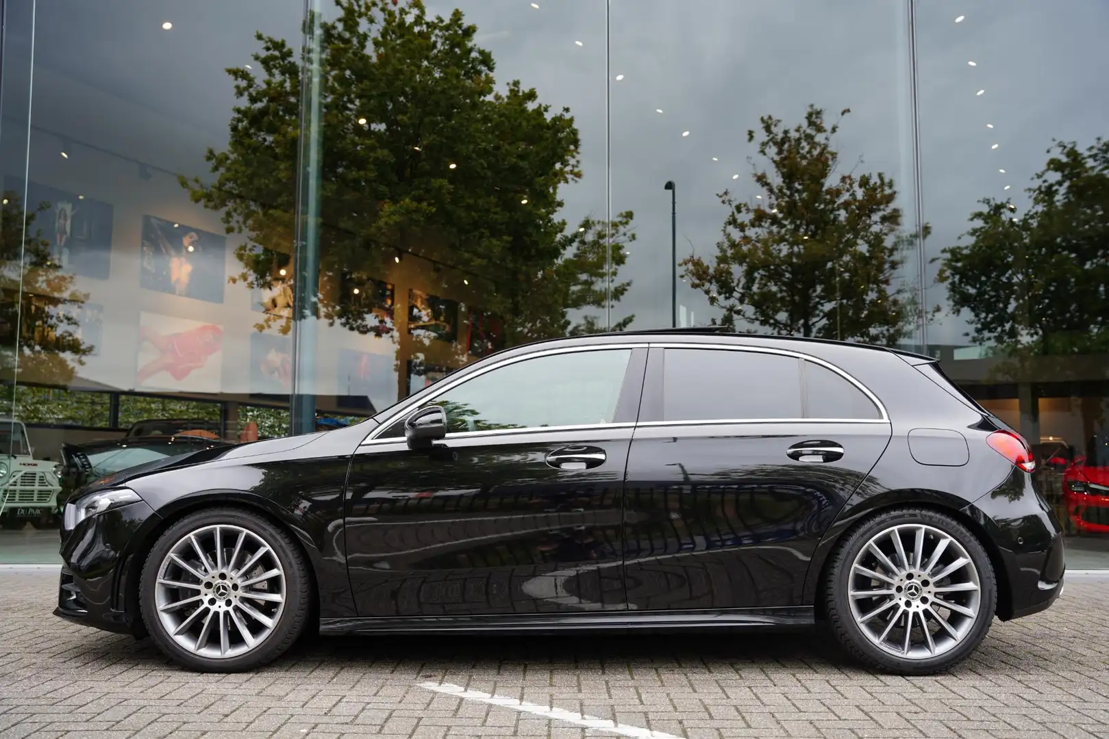 Mercedes-Benz A 220 Premium Plus, AMG Leder, Burmester, 360 Camera, 19 Noir - 2