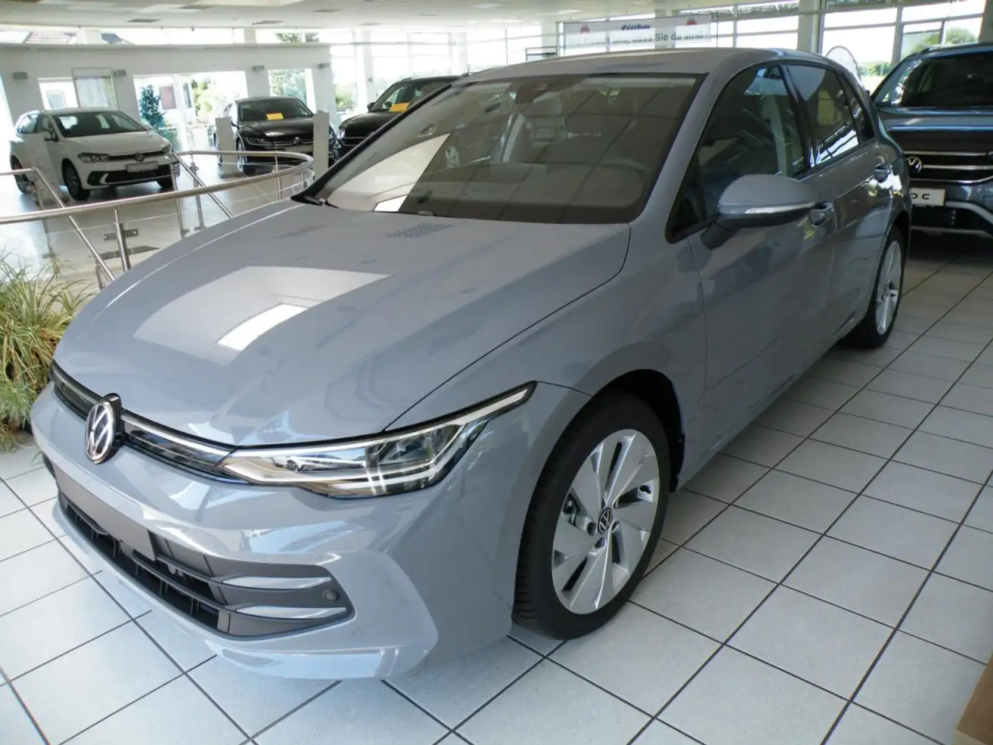 Volkswagen Golf VIII 1.5 eTSI 110 kW Goal Klima Navi Einparkhilfe Grau - 2