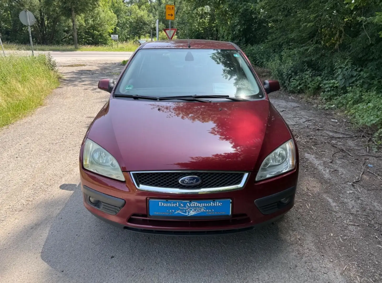 Ford Focus Focus Fließheck  5-Türer 1.6 16V Ghia Rot - 1