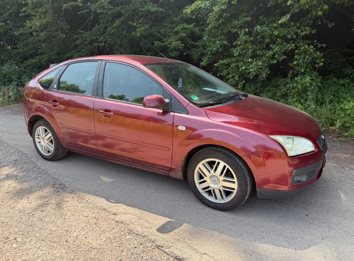 Ford Focus Focus Fließheck  5-Türer 1.6 16V Ghia Rot - 2