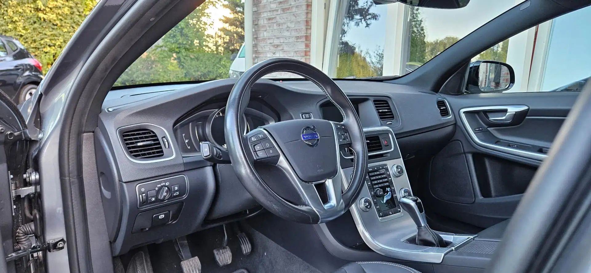 Volvo V60 2.0 T4 Polar+ Dynamic 190PK! Leer! Schuifdak/Kante Grijs - 2
