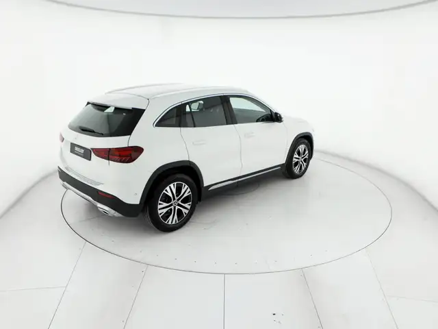 Mercedes-Benz GLA view 4