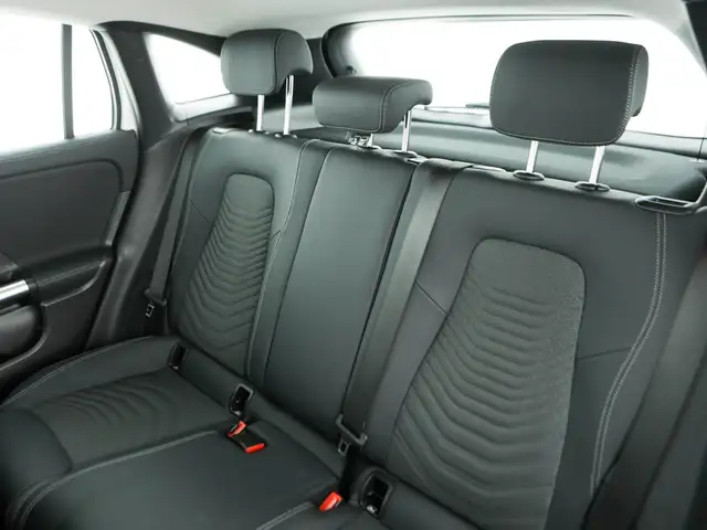 Mercedes-Benz GLA view 11