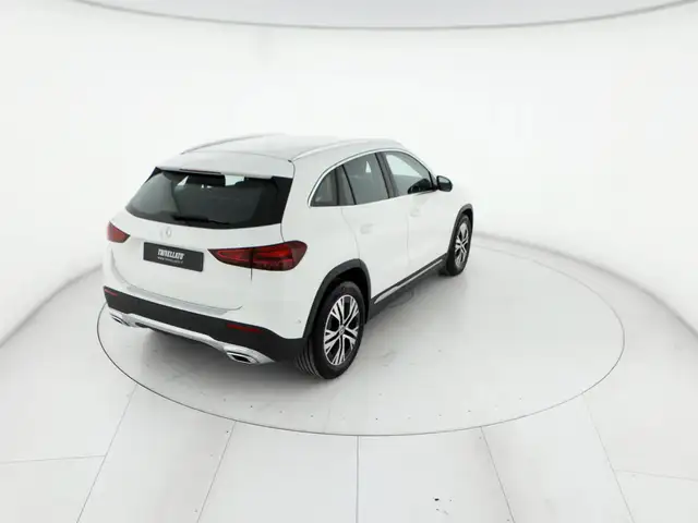 Mercedes-Benz GLA view 3