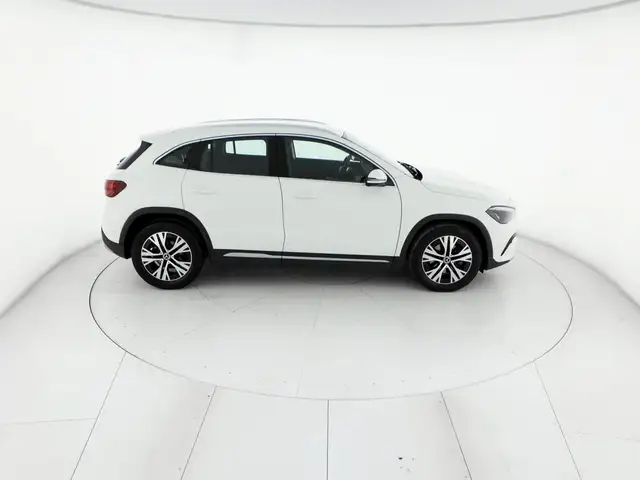 Mercedes-Benz GLA view 5