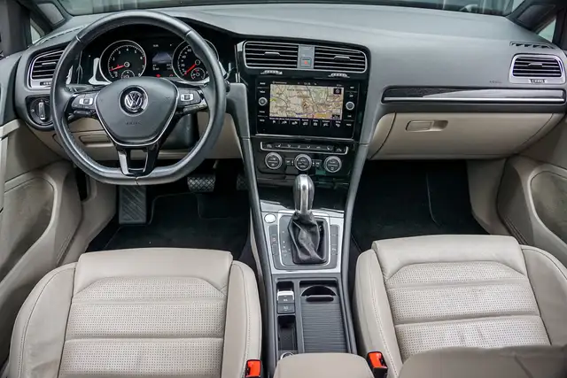 Volkswagen Golf view 3