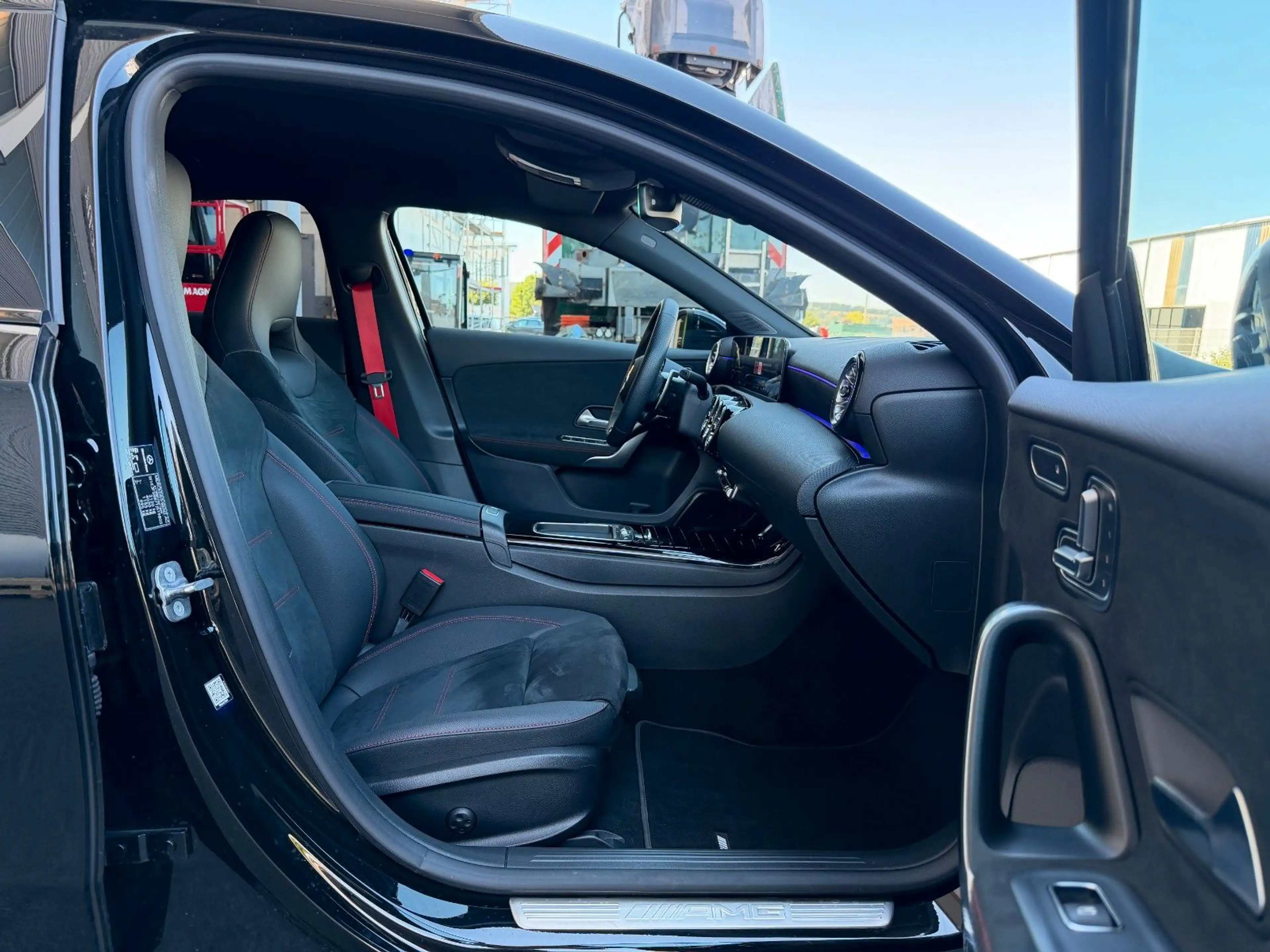 Mercedes-Benz A 35 AMG 4Matic+Aero+StandH+360+MultiB+Memory — photo 6