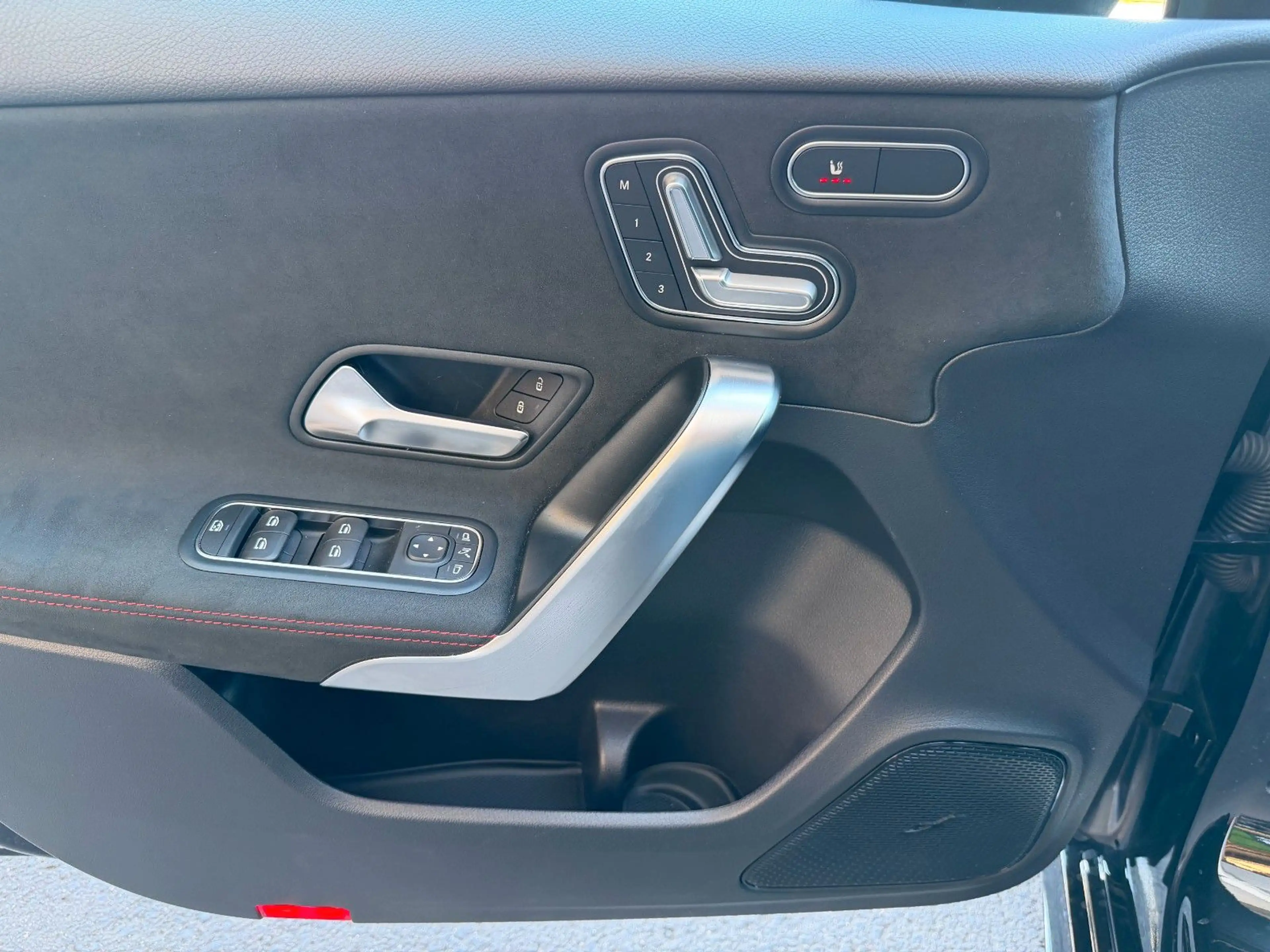 Mercedes-Benz A 35 AMG 4Matic+Aero+StandH+360+MultiB+Memory — photo 12