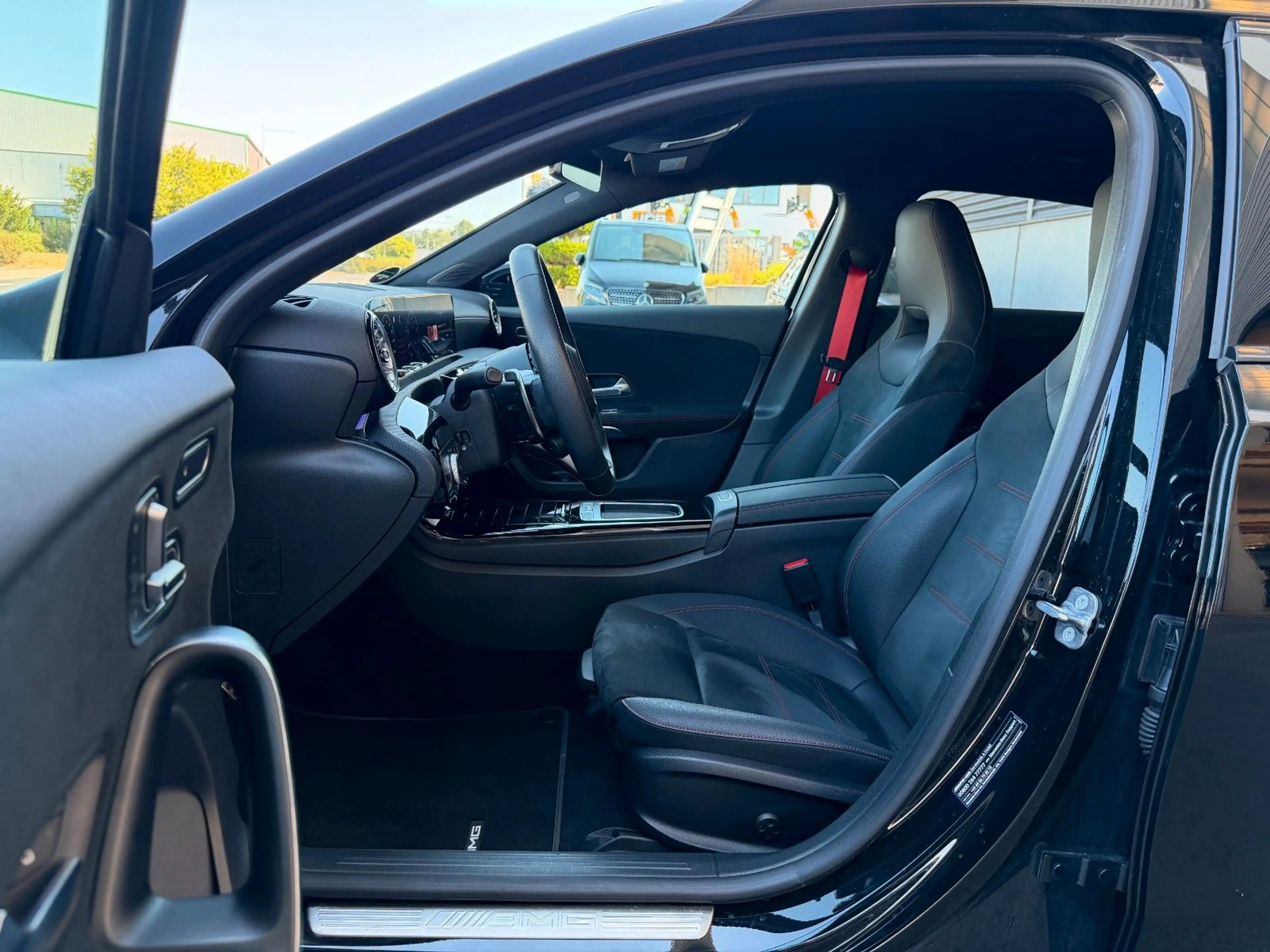 Mercedes-Benz A 35 AMG 4Matic+Aero+StandH+360+MultiB+Memory — photo 11