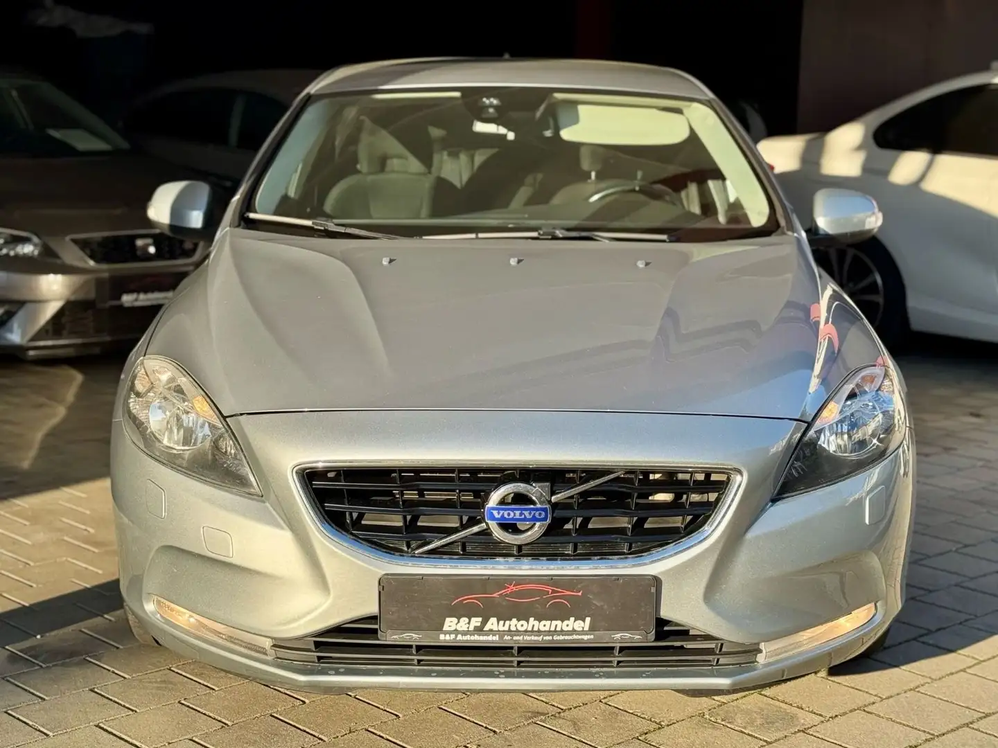 Volvo V40 T4 Kinetic Aut. SHZ|MFL|TEM|LM Argent - 2