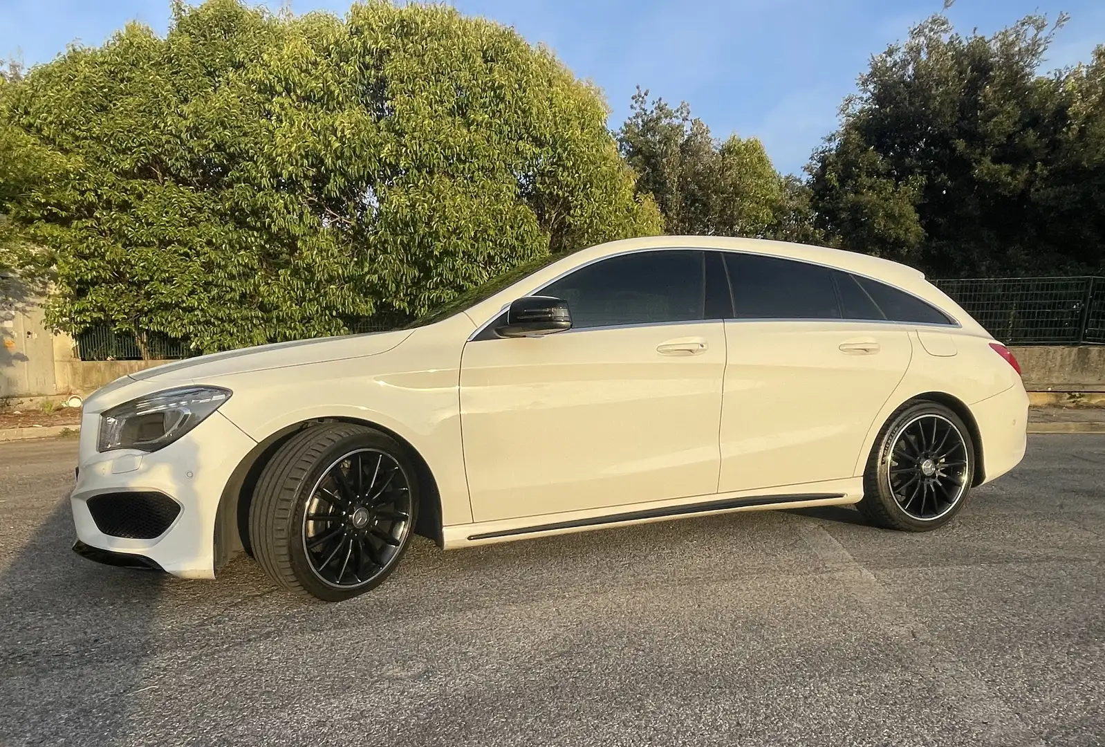 Mercedes-Benz CLA 220 Shooting Brake d (cdi) Premium AMG - 1