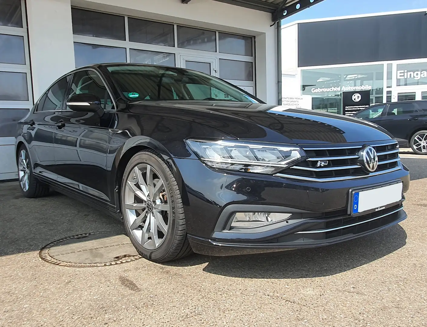 Volkswagen Passat Lim. 2.0 TDI SCR DSG R-Line 18" LED KAM AHK ACC Schwarz - 1